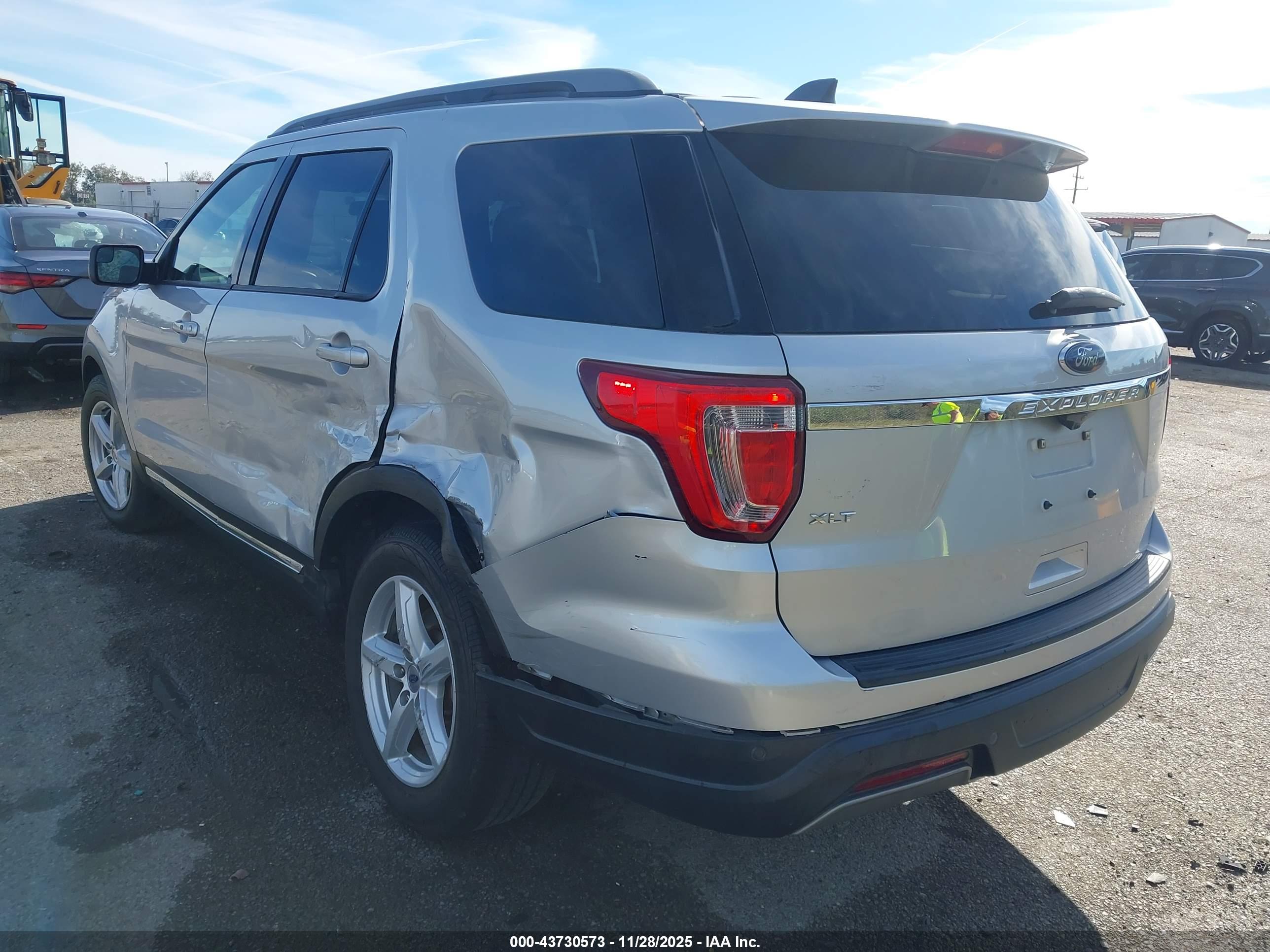 FORD EXPLORER image 3