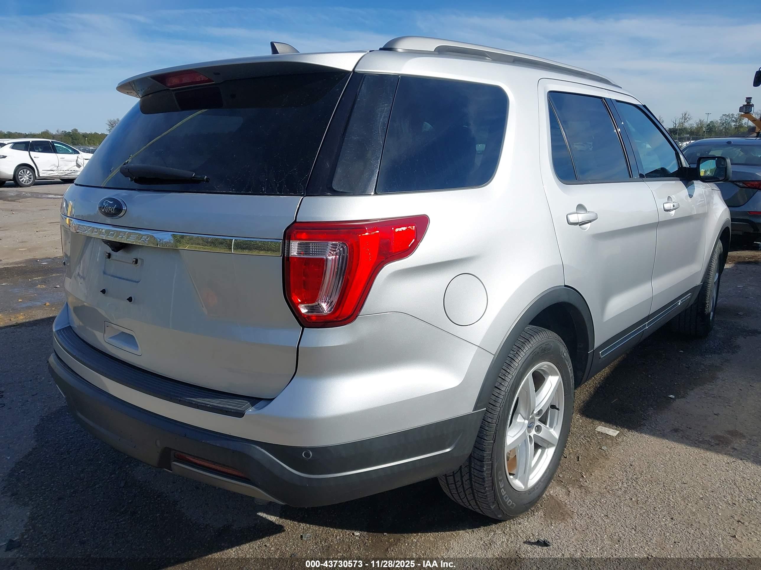 FORD EXPLORER image 4