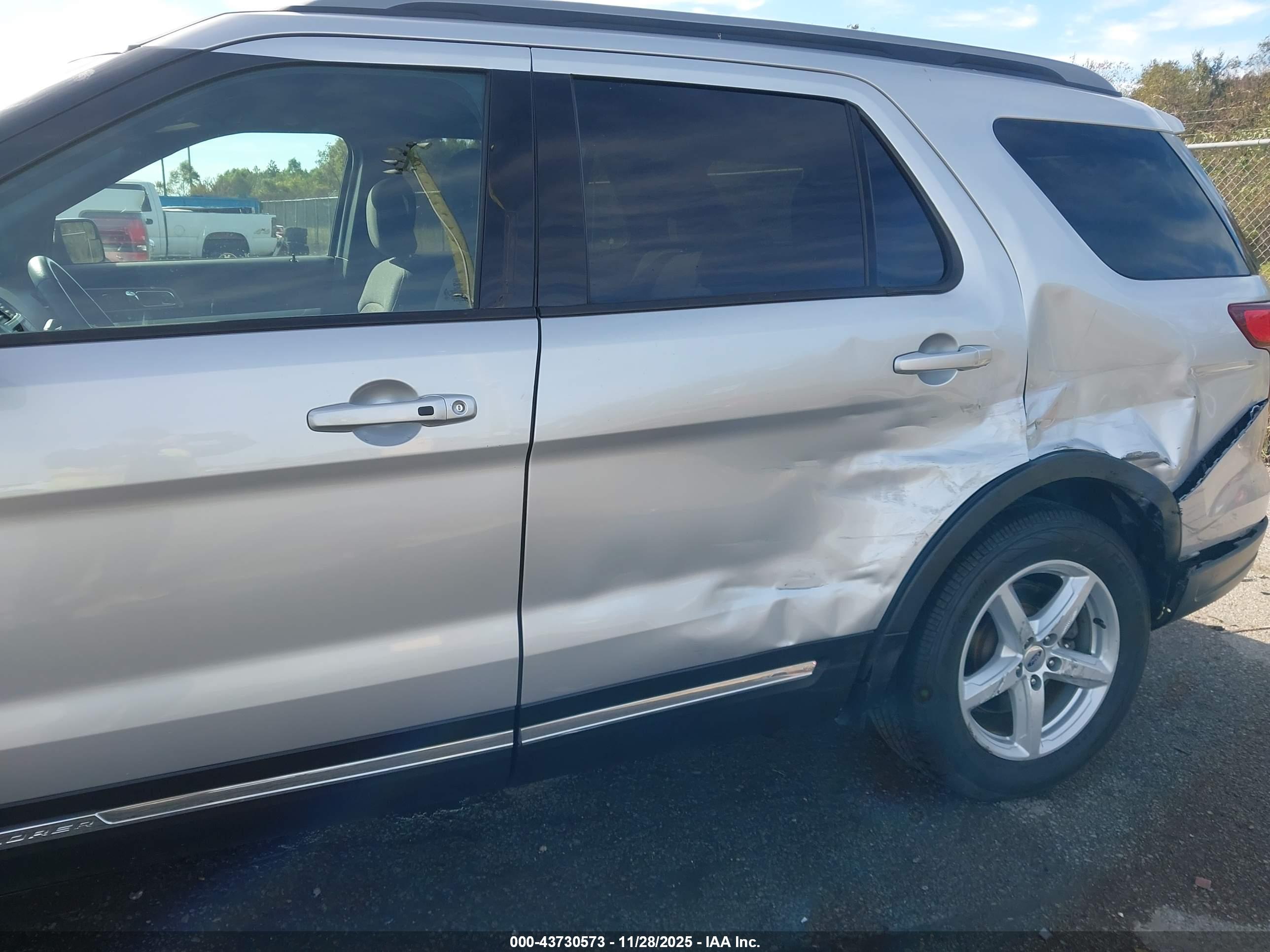 FORD EXPLORER image 6