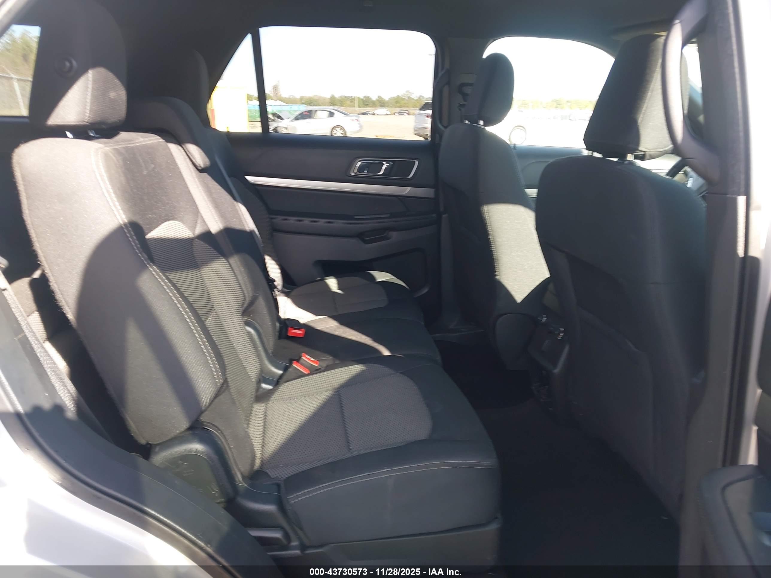 FORD EXPLORER image 8