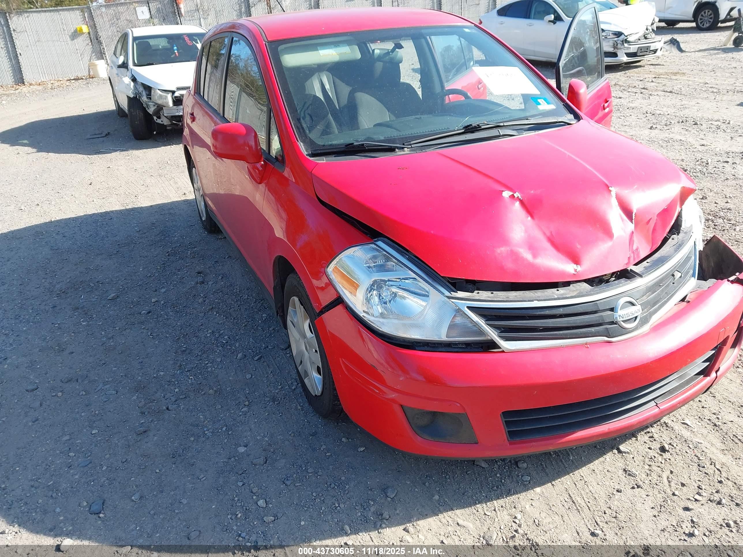 NISSAN VERSA image 6