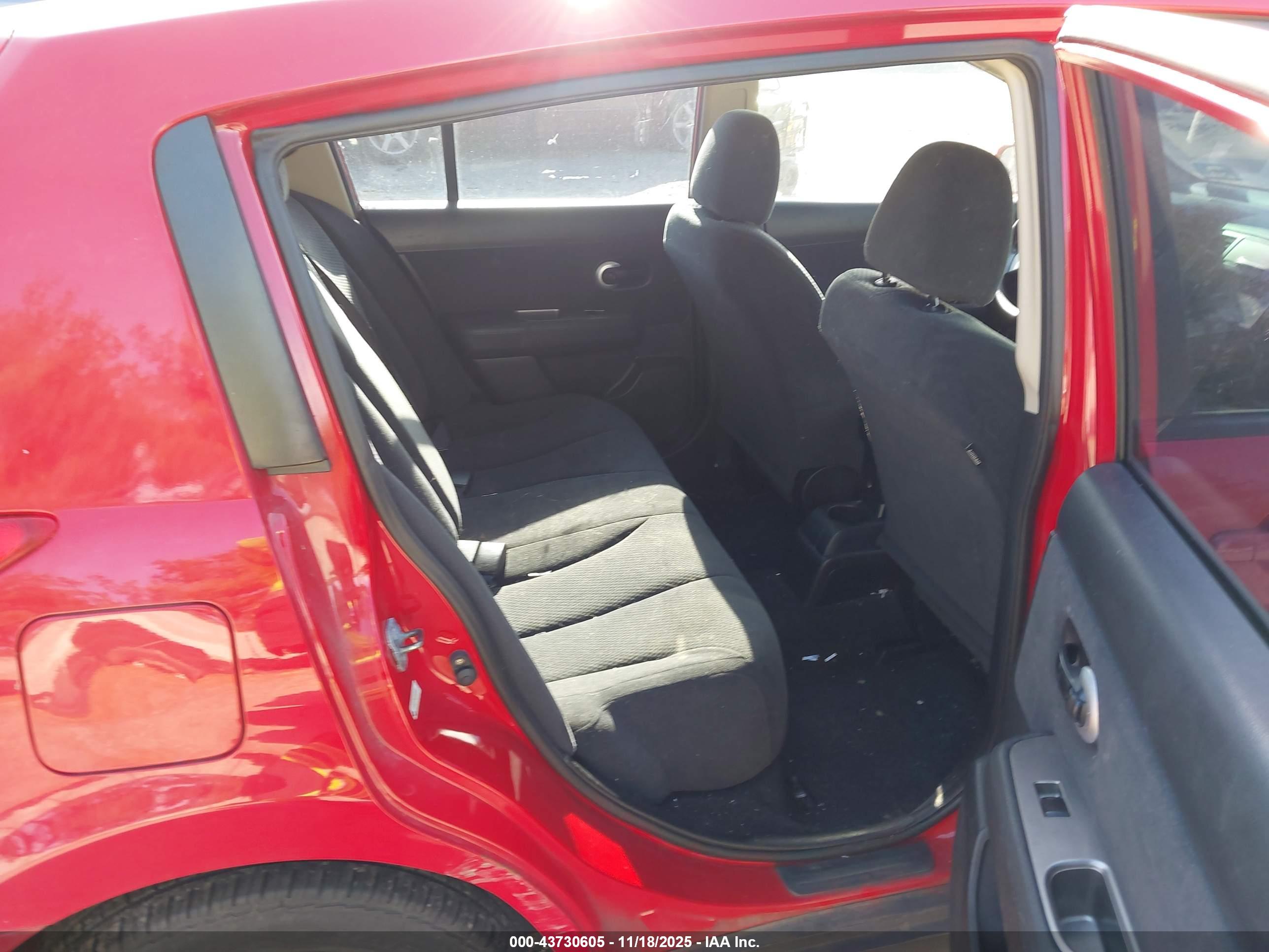 NISSAN VERSA image 8