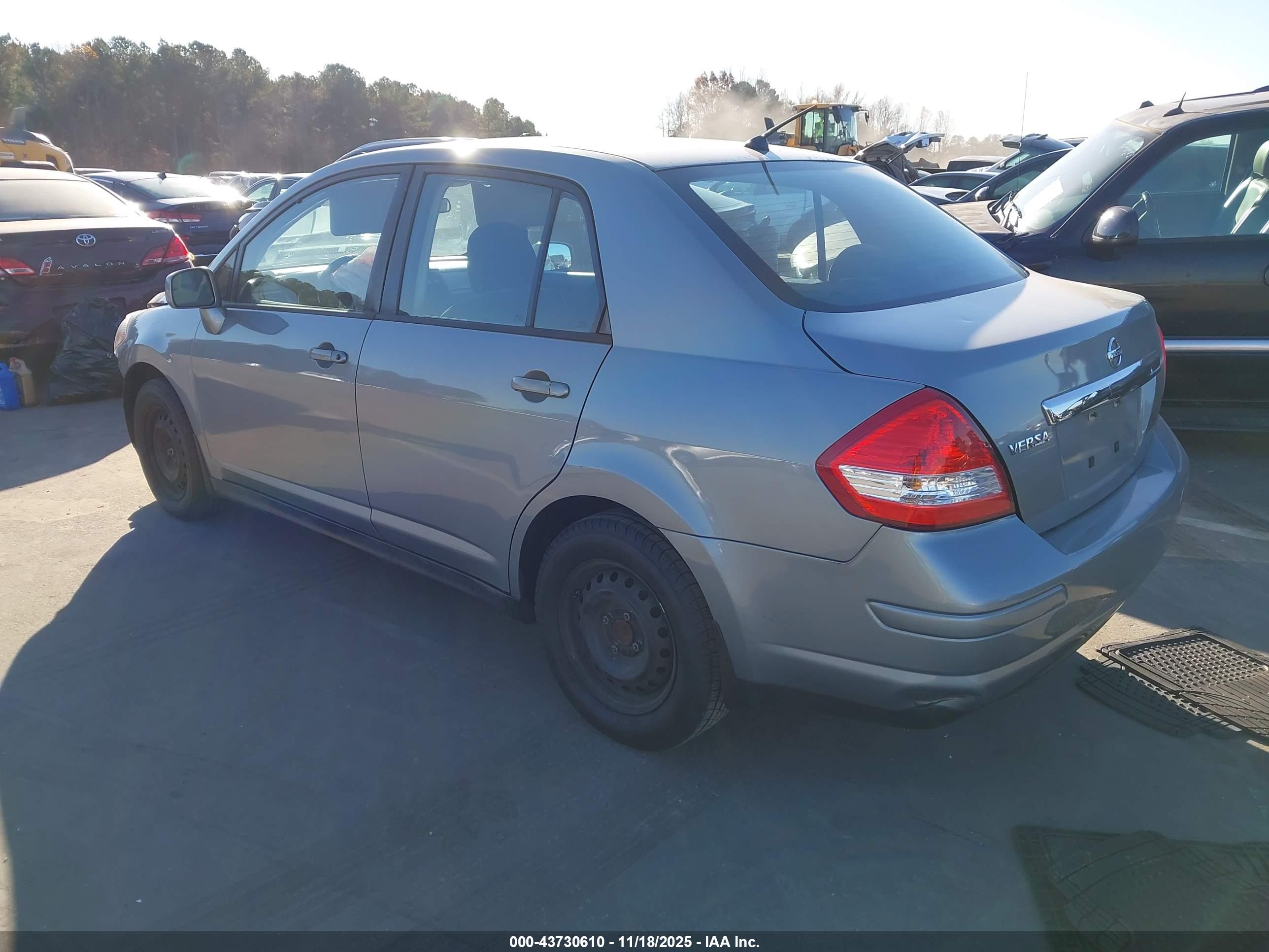 NISSAN VERSA image 3