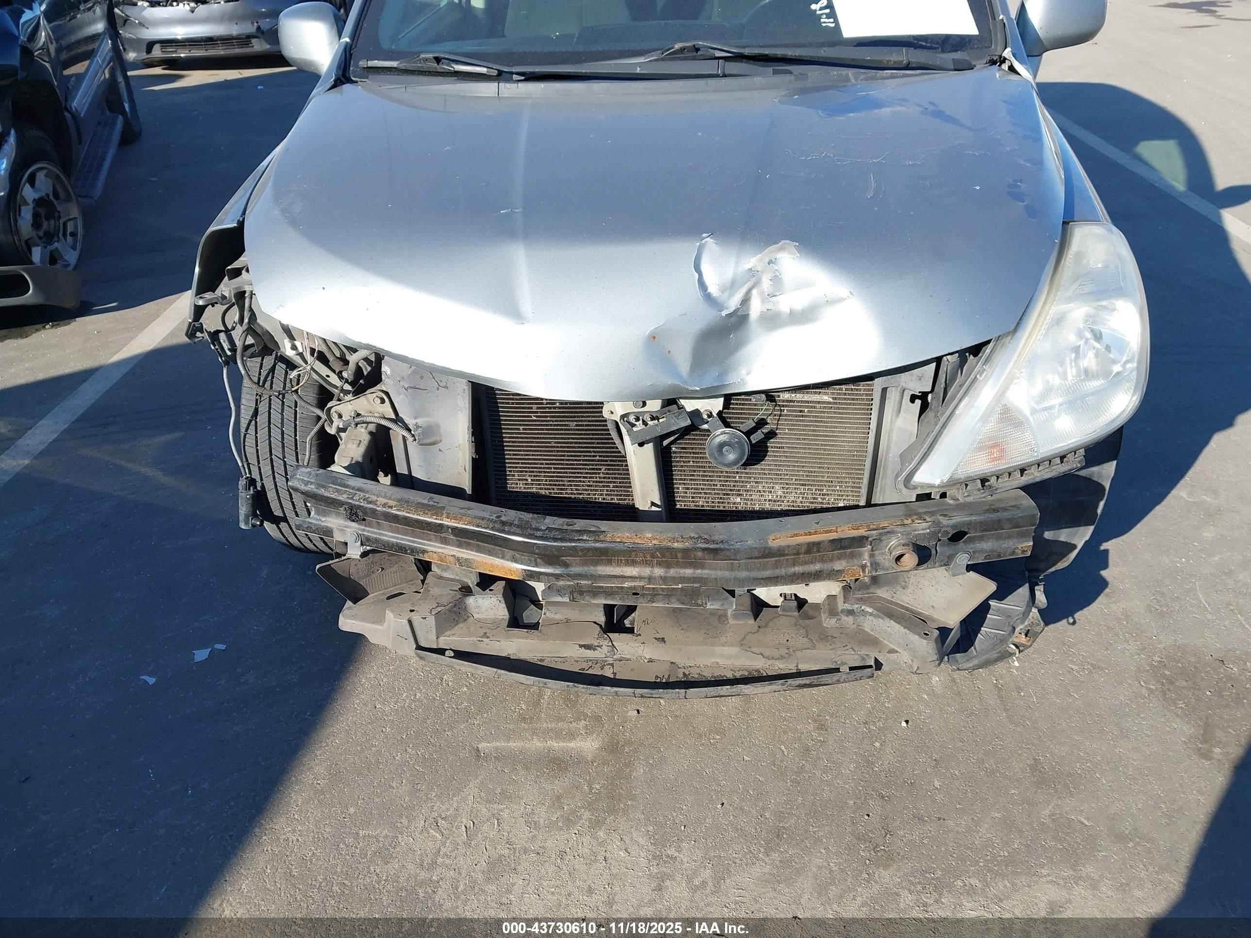 NISSAN VERSA image 6