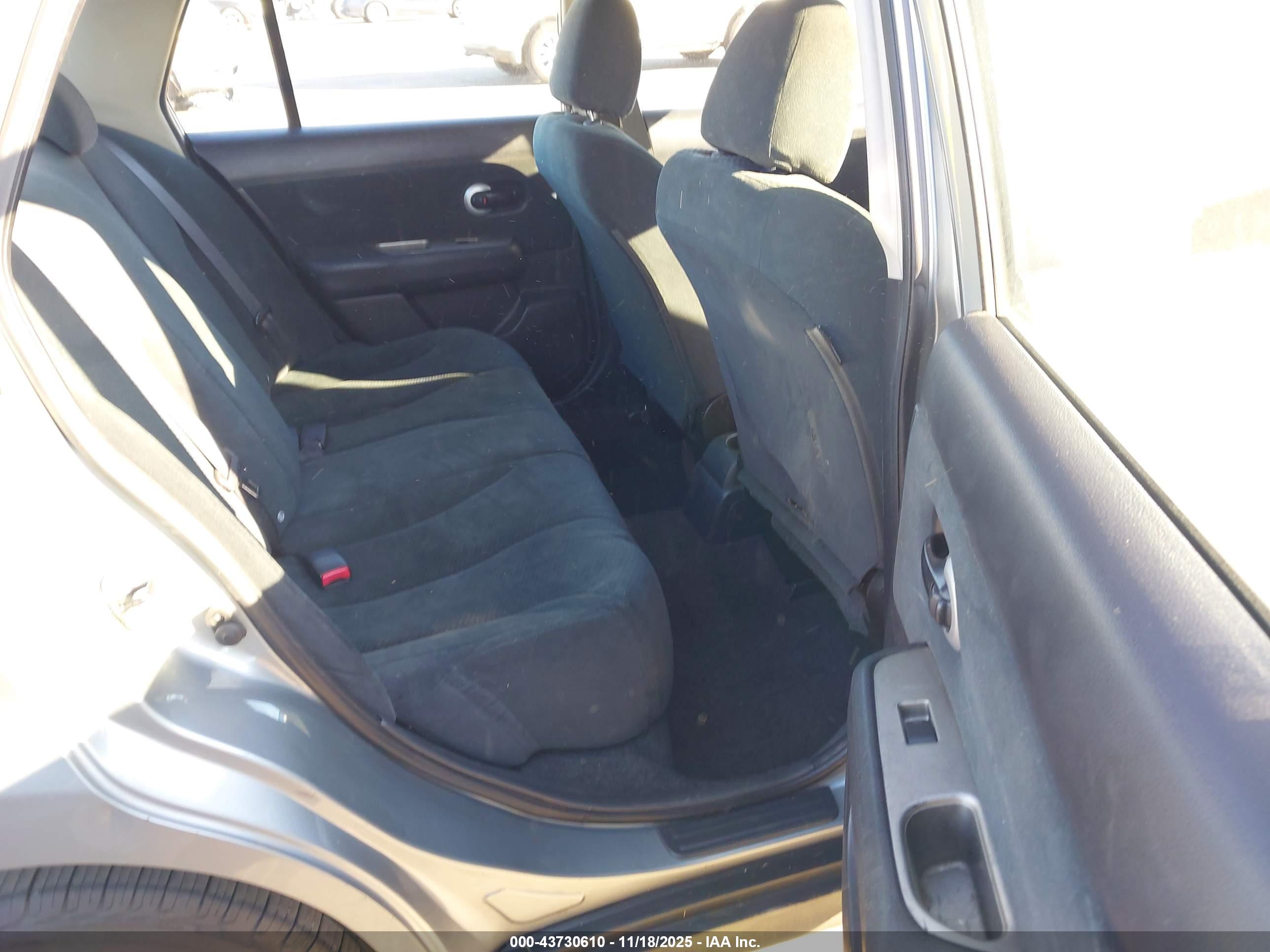 NISSAN VERSA image 8