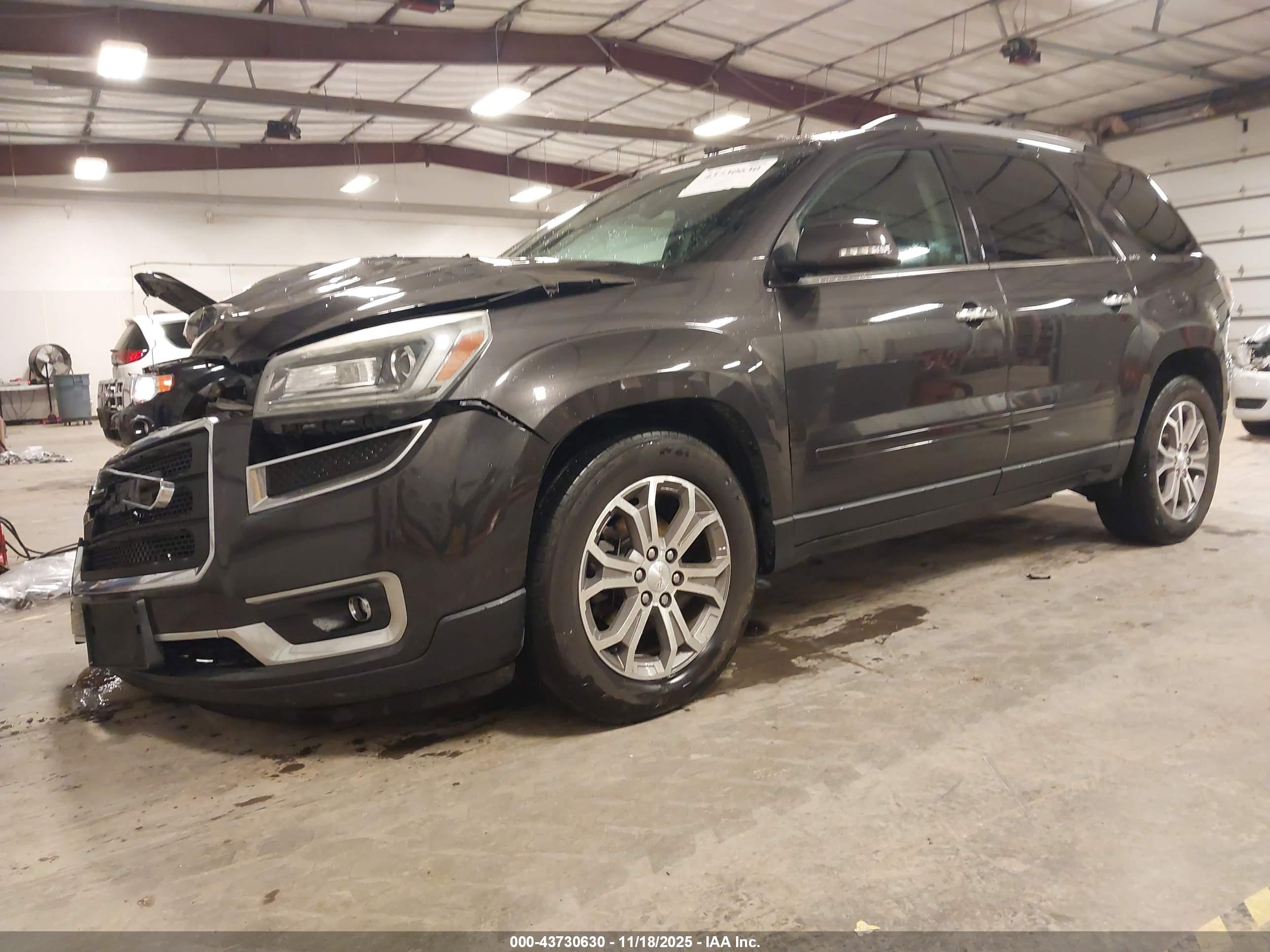 GMC ACADIA image 2