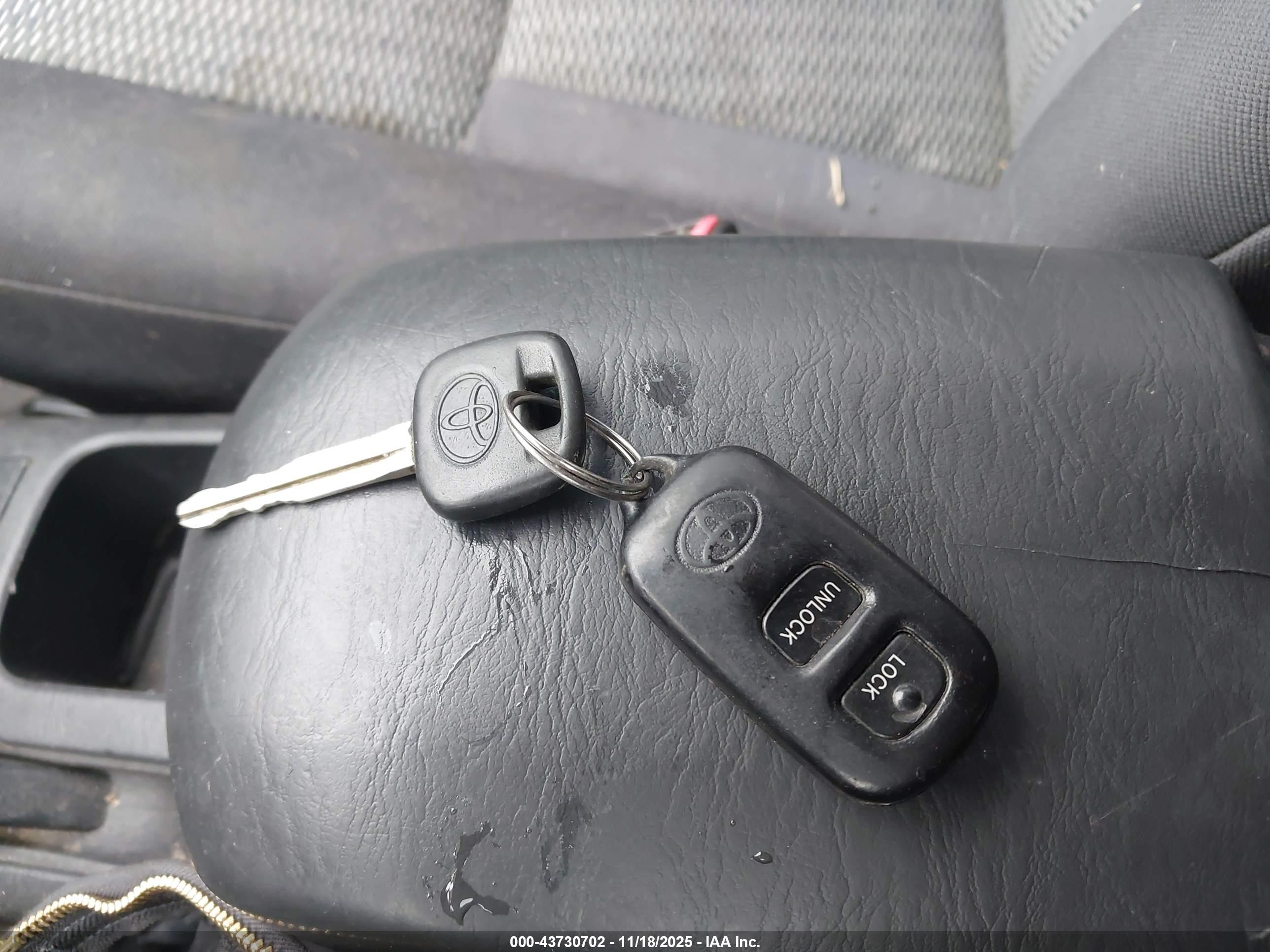 TOYOTA RAV4 image 11