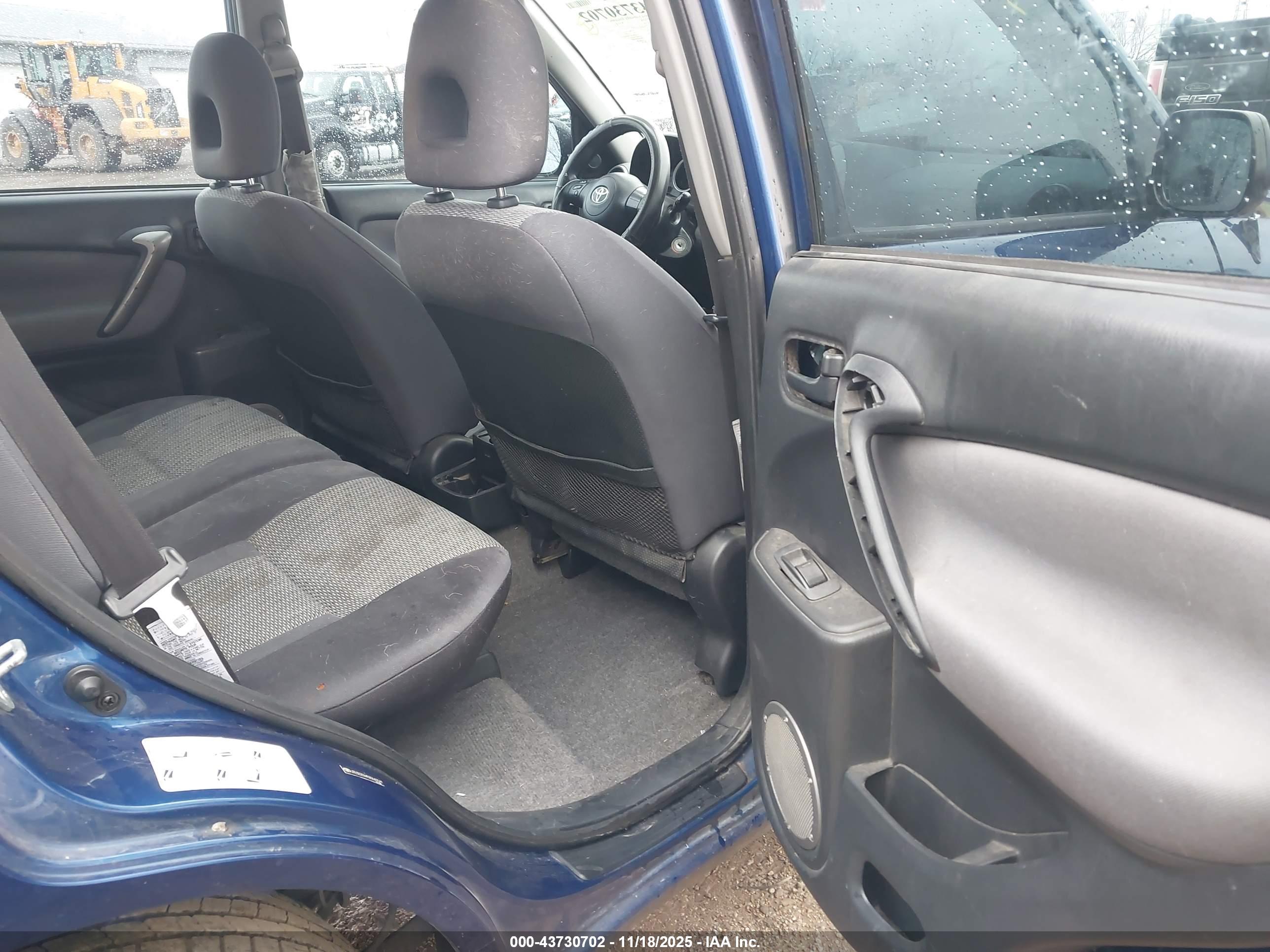 TOYOTA RAV4 image 8