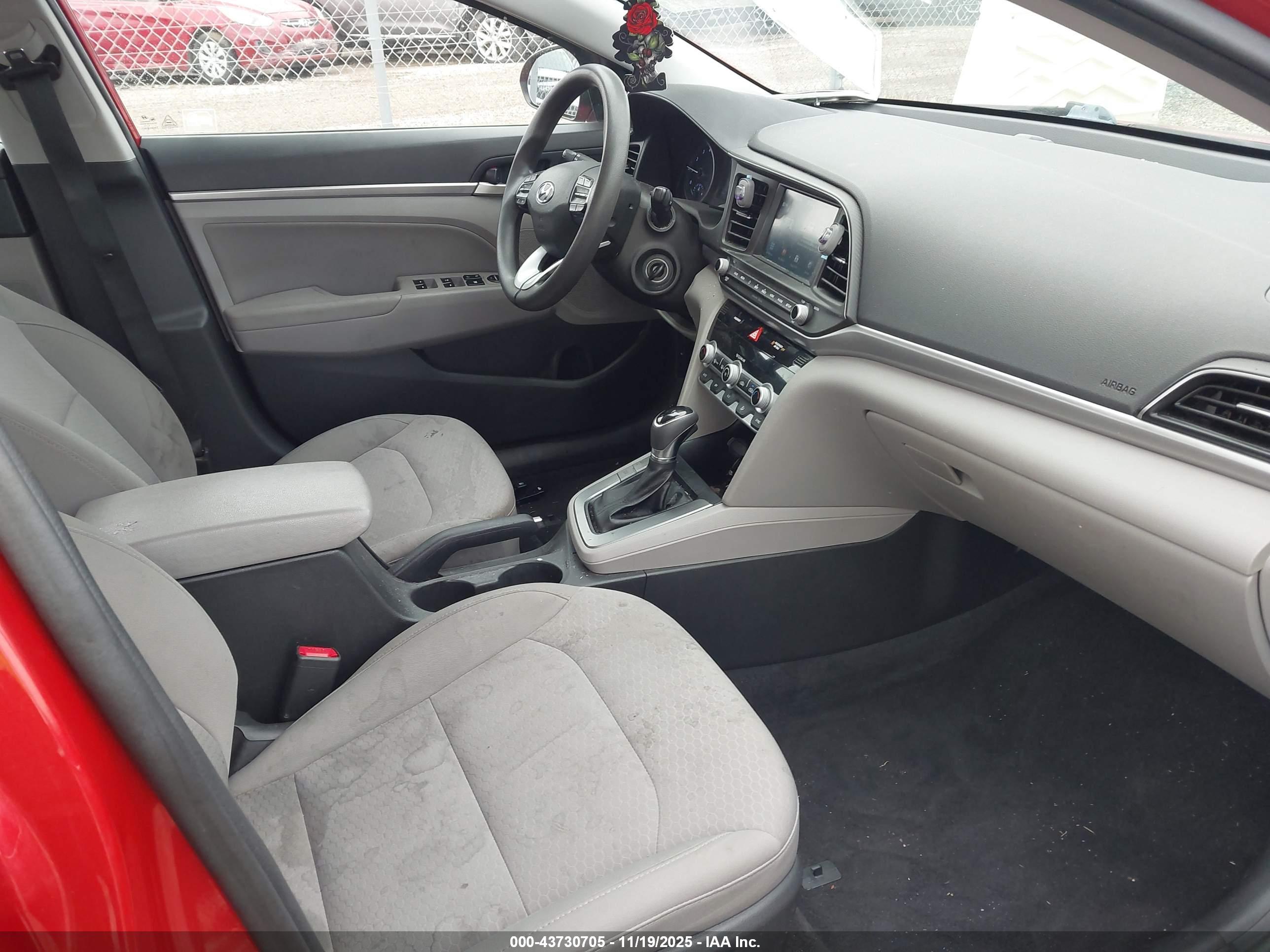 HYUNDAI ELANTRA image 5