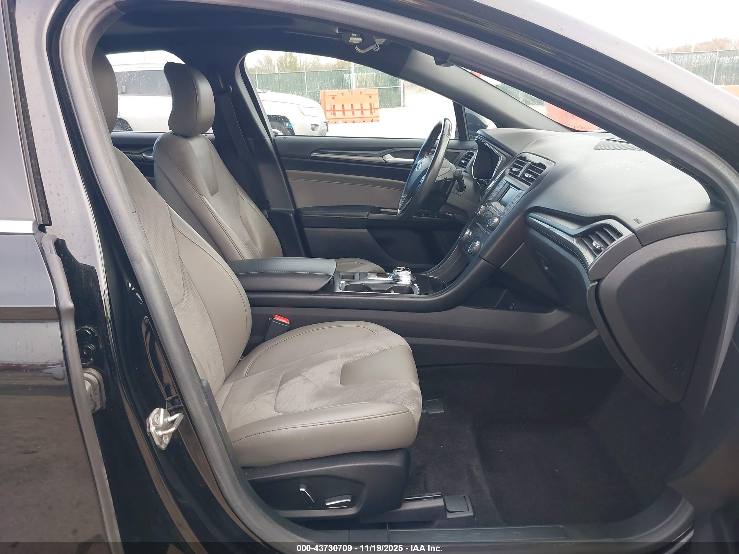 FORD FUSION image 5