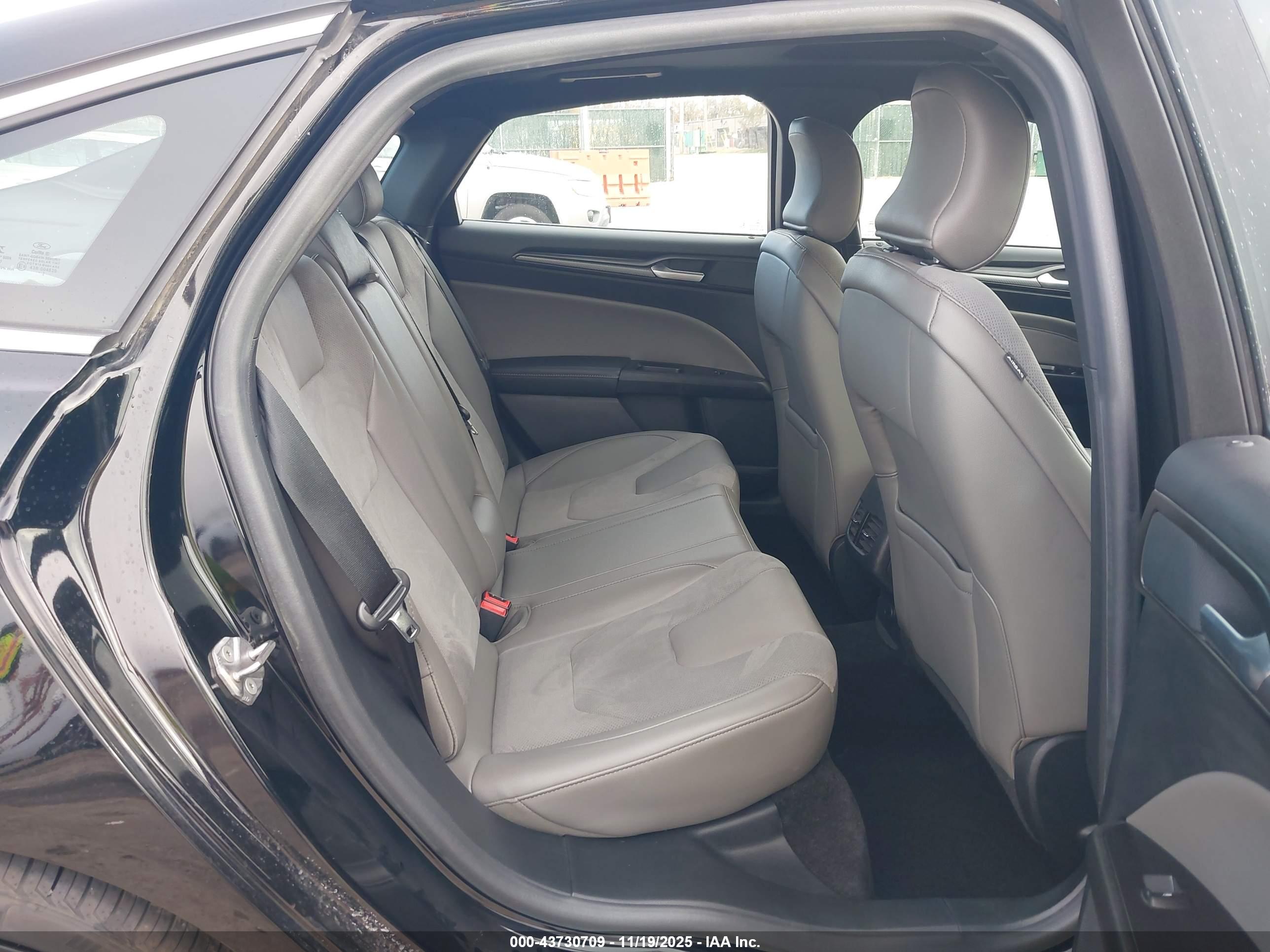 FORD FUSION image 8