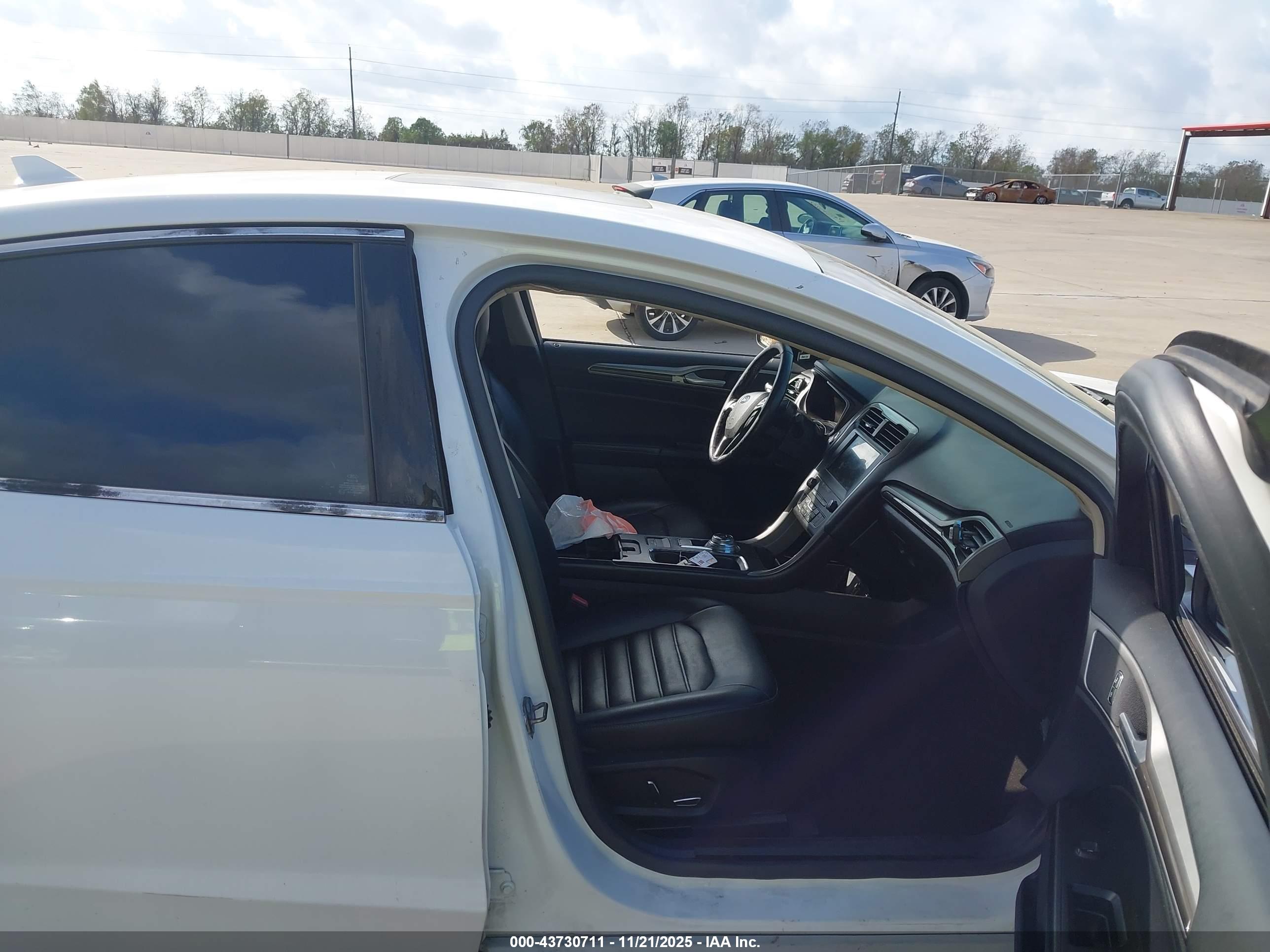 FORD FUSION image 5