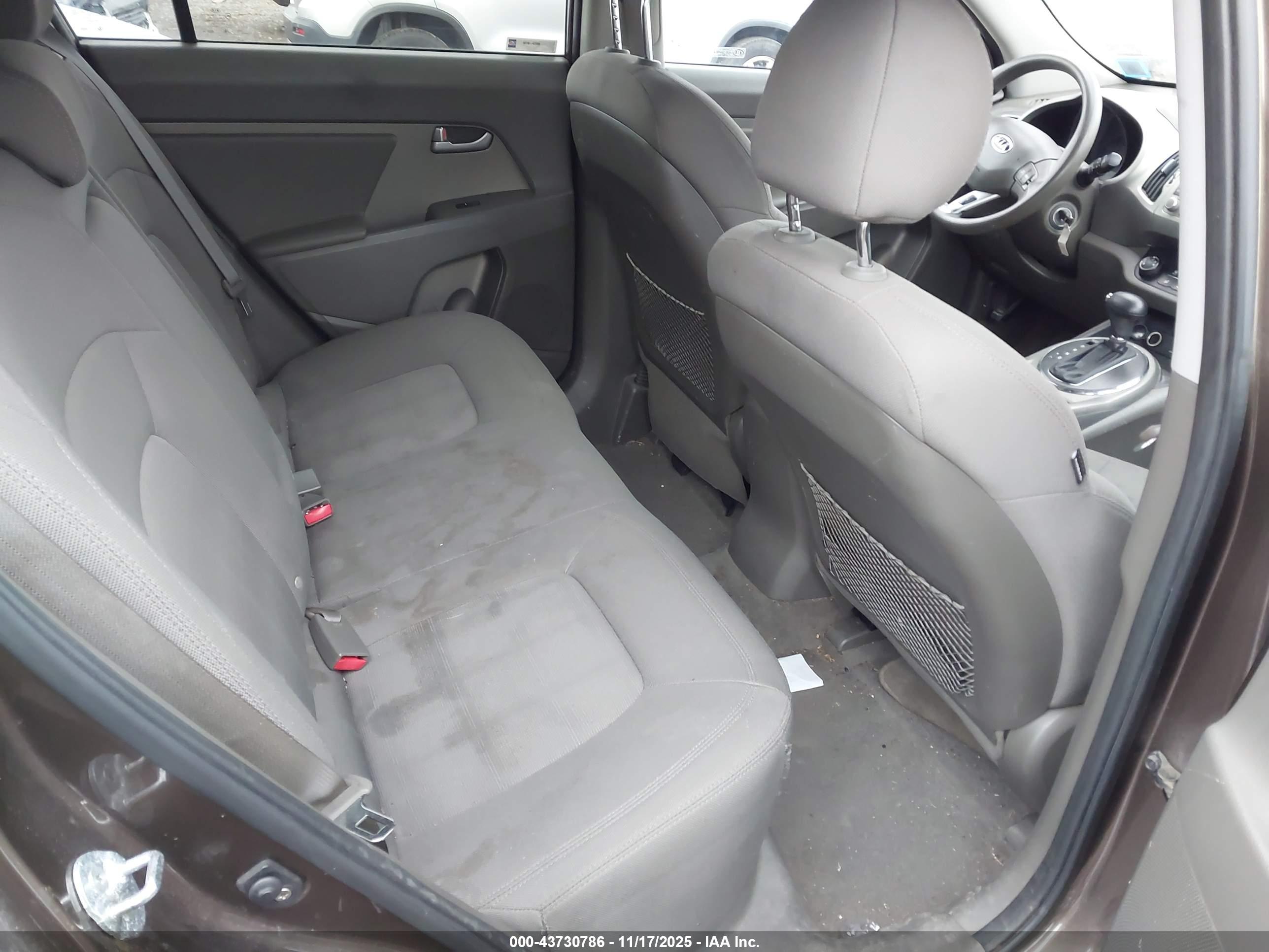 KIA SPORTAGE image 8