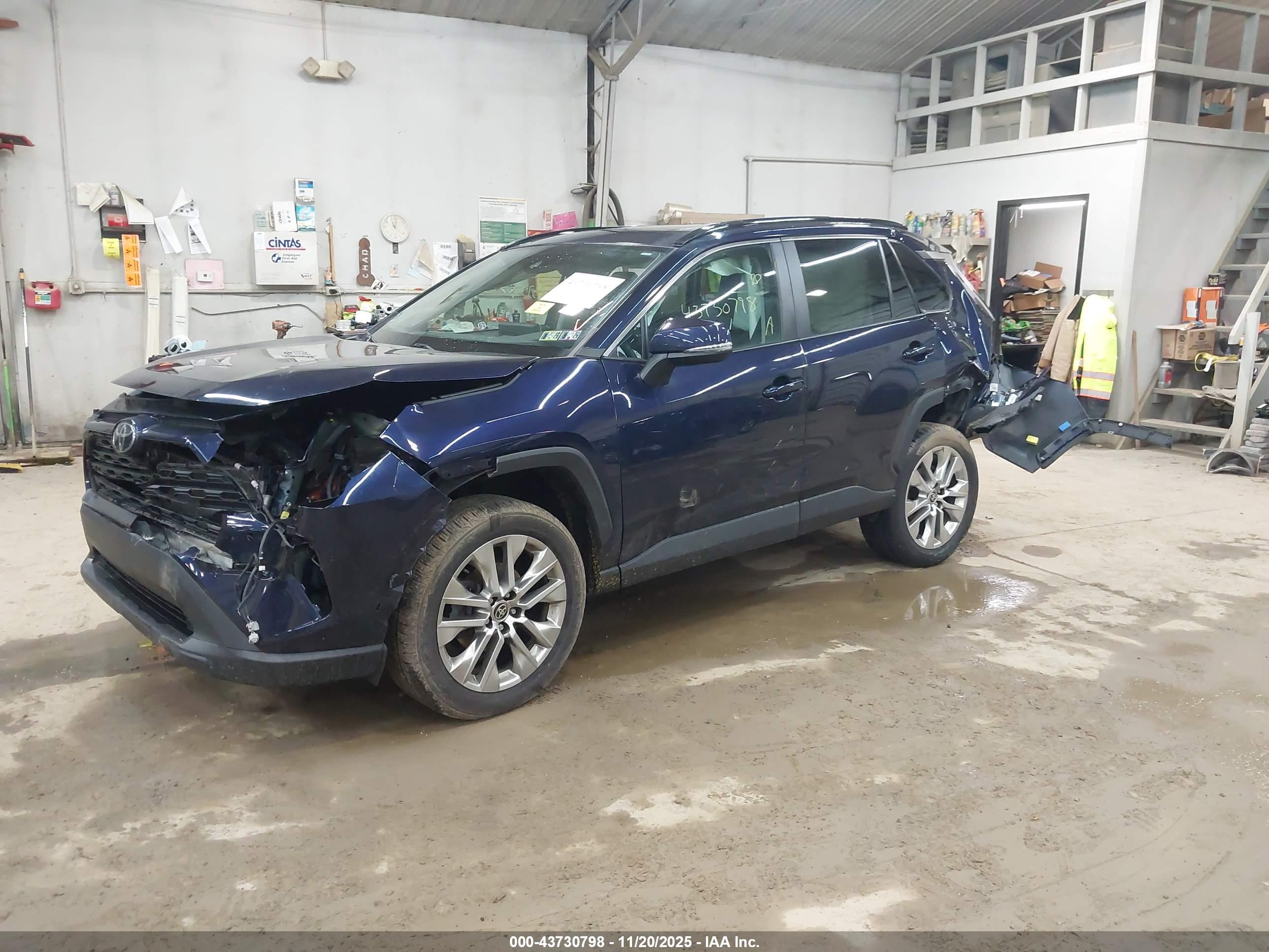 TOYOTA RAV4 image 2