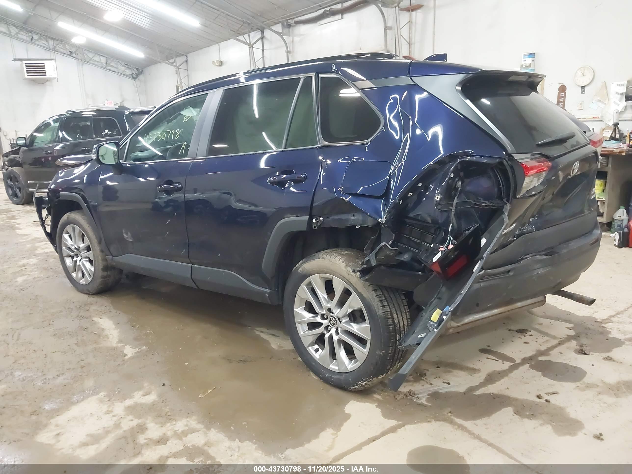 TOYOTA RAV4 image 3