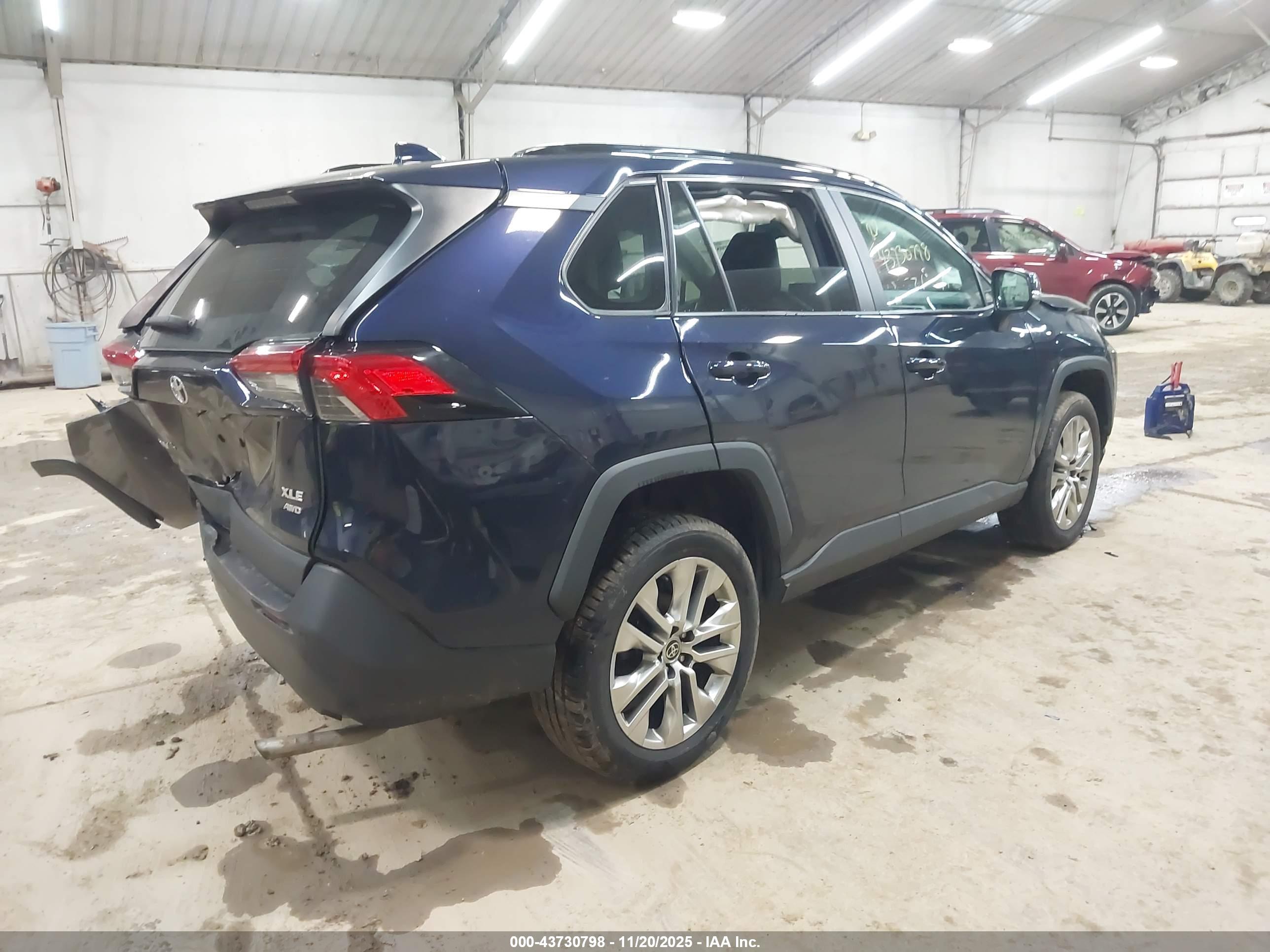 TOYOTA RAV4 image 4