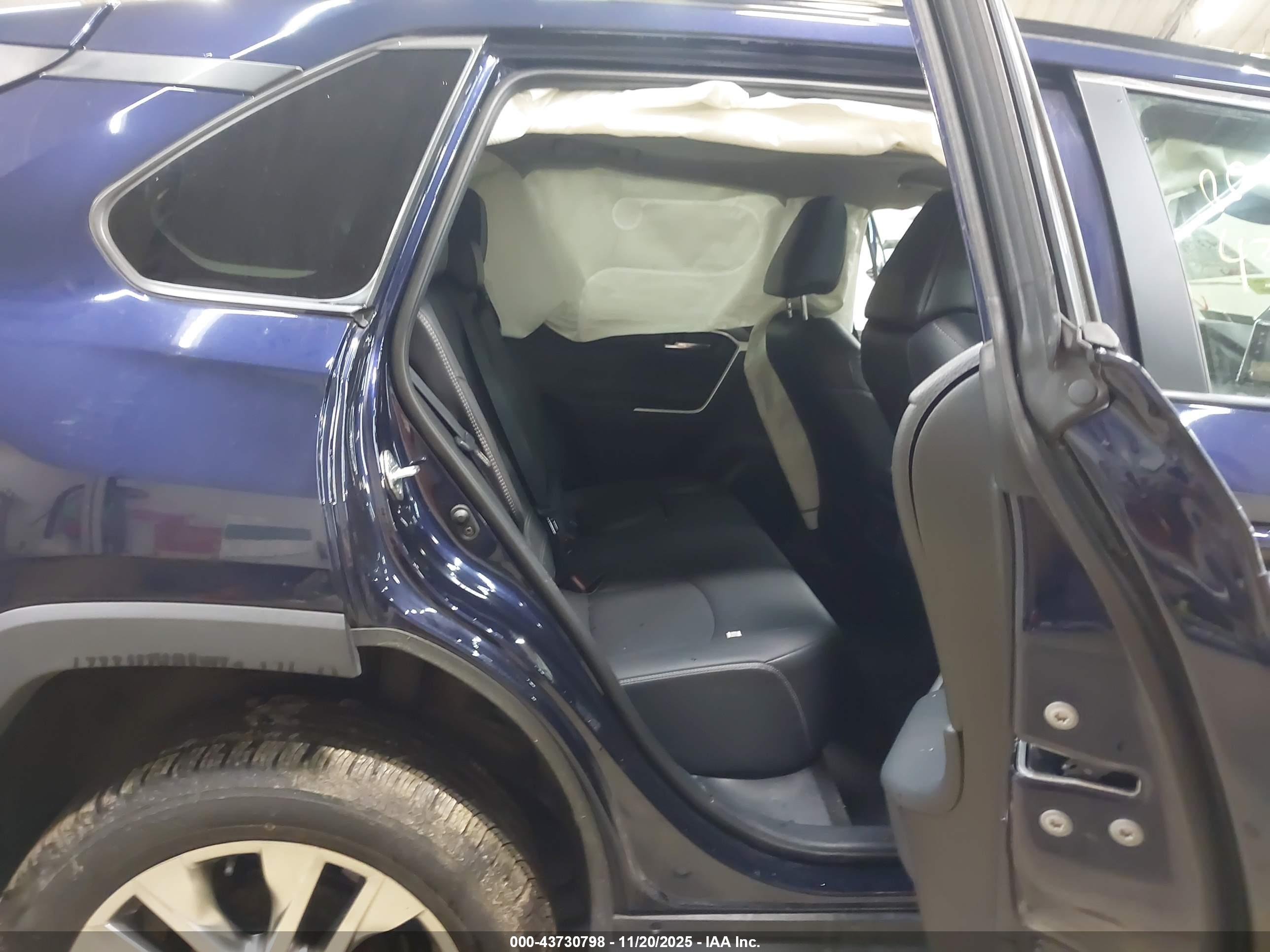 TOYOTA RAV4 image 8