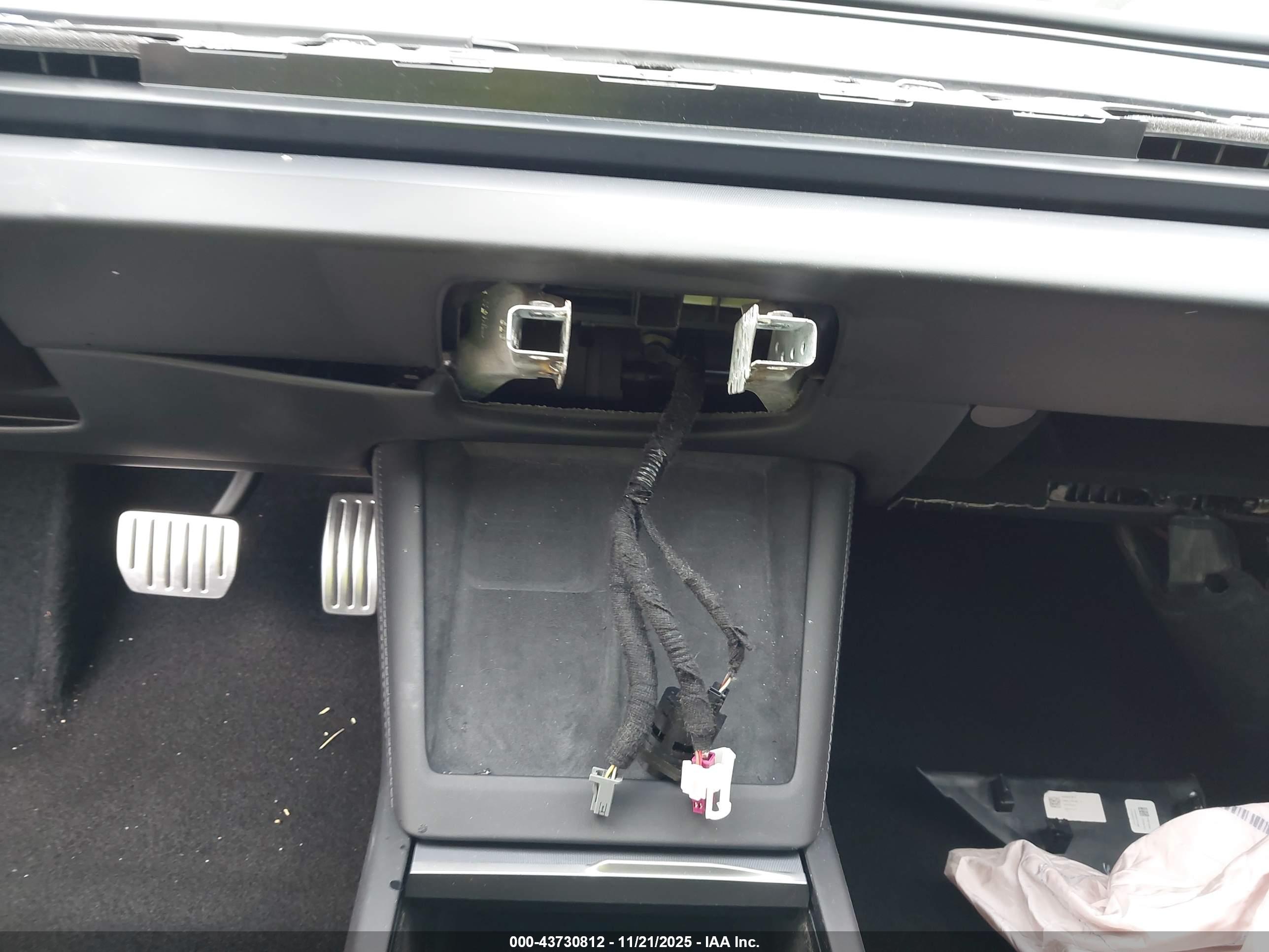 TESLA MODEL image 7
