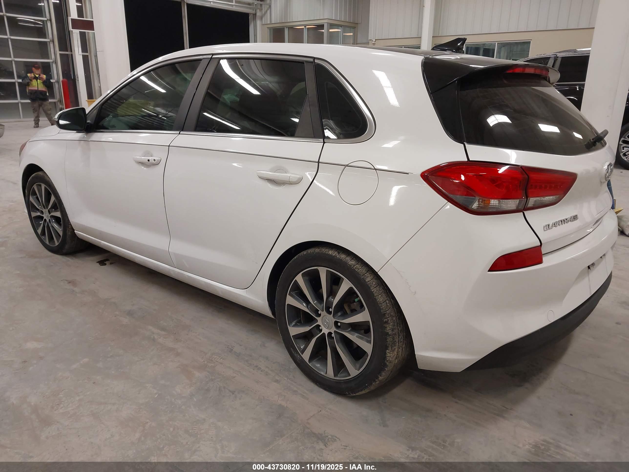 HYUNDAI ELANTRA image 3