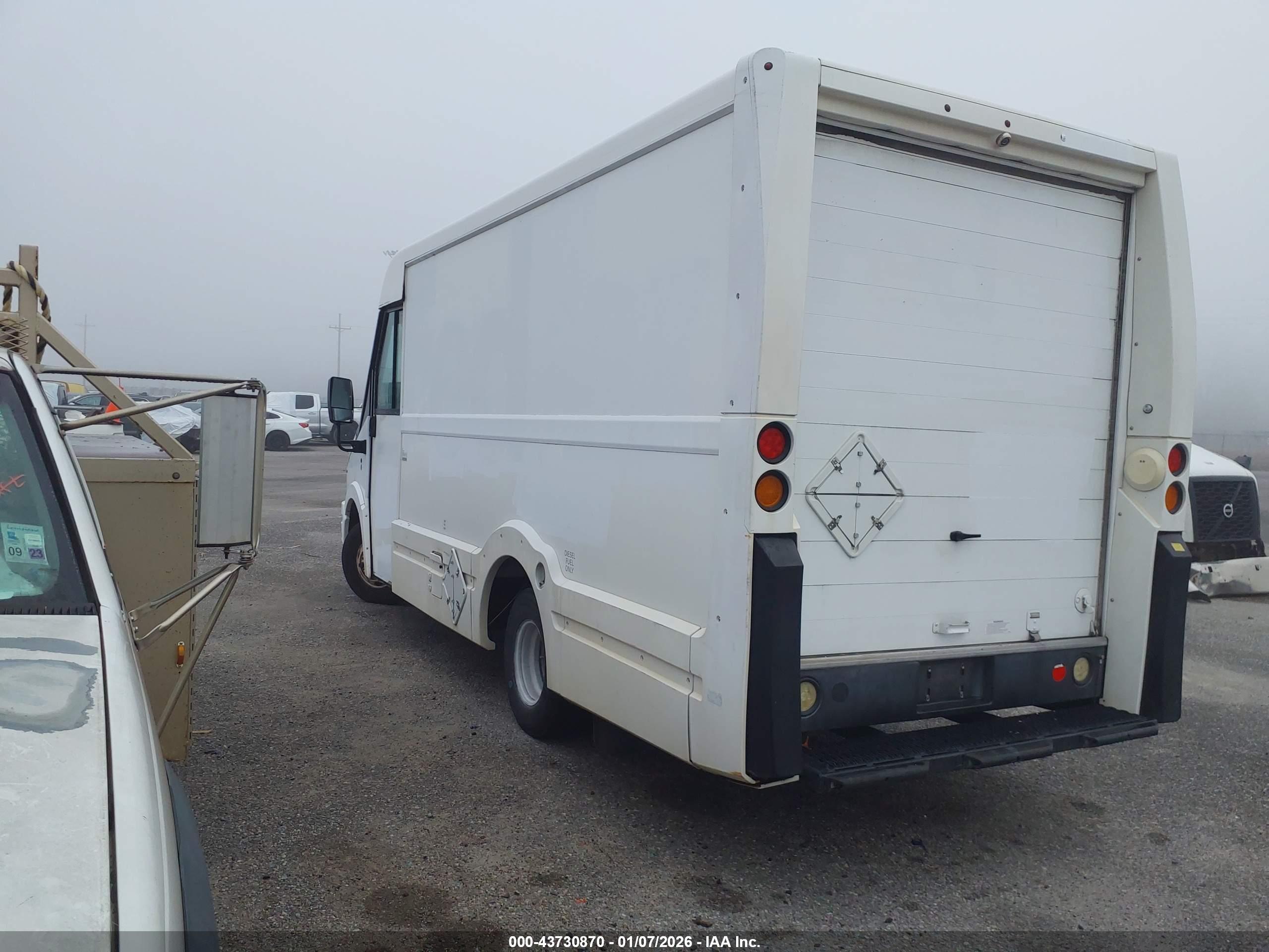 ISUZU NPR image 3