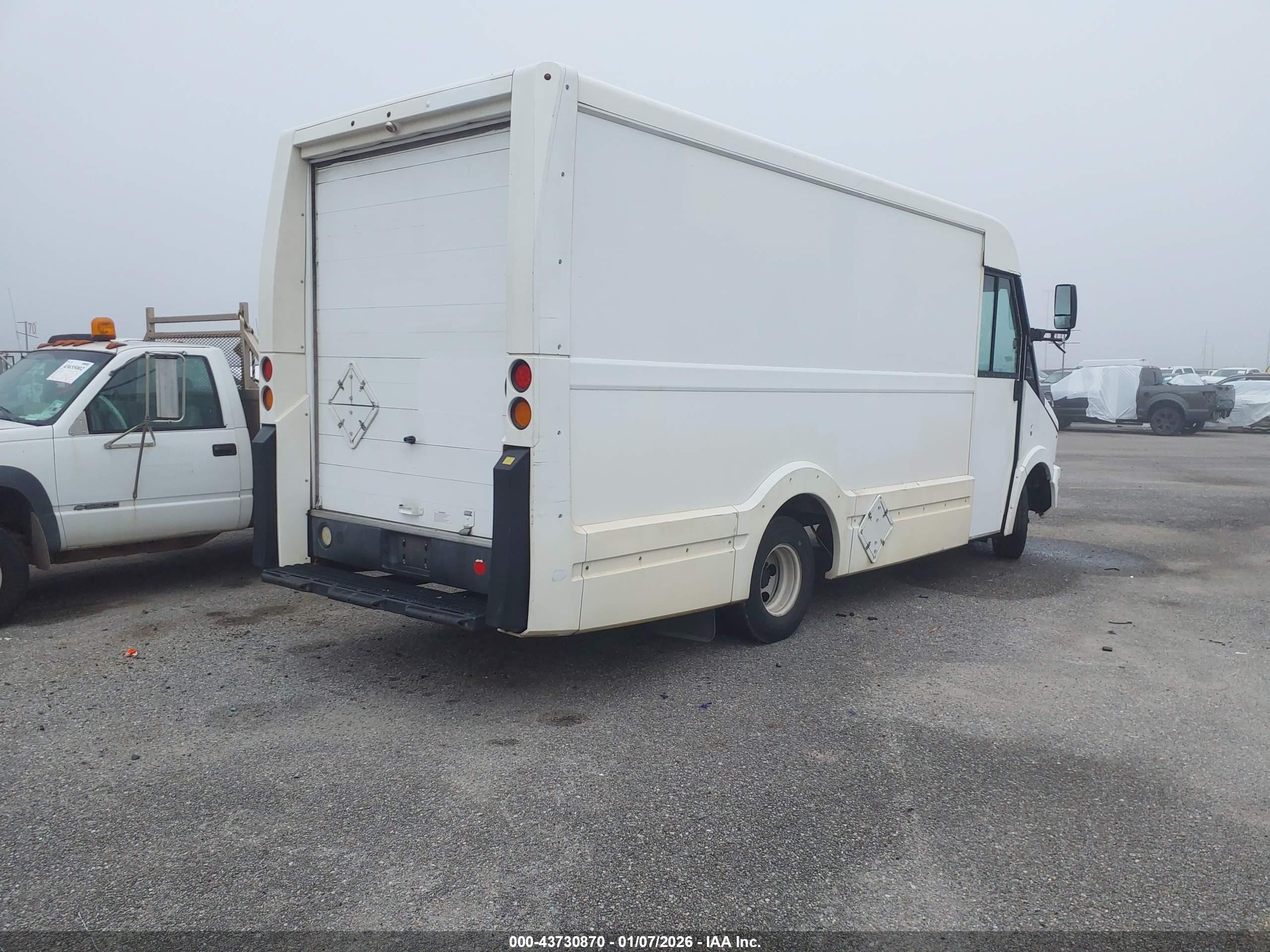 ISUZU NPR image 4