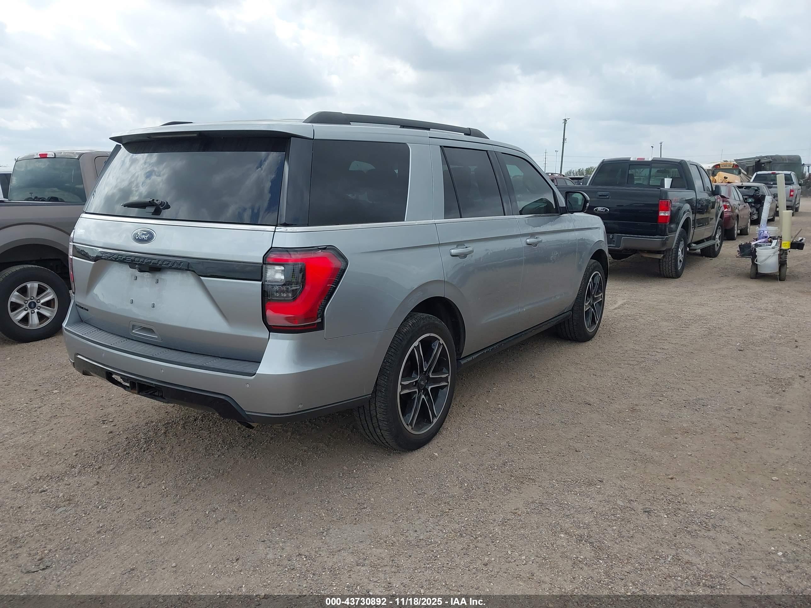 FORD EXPEDITION image 4