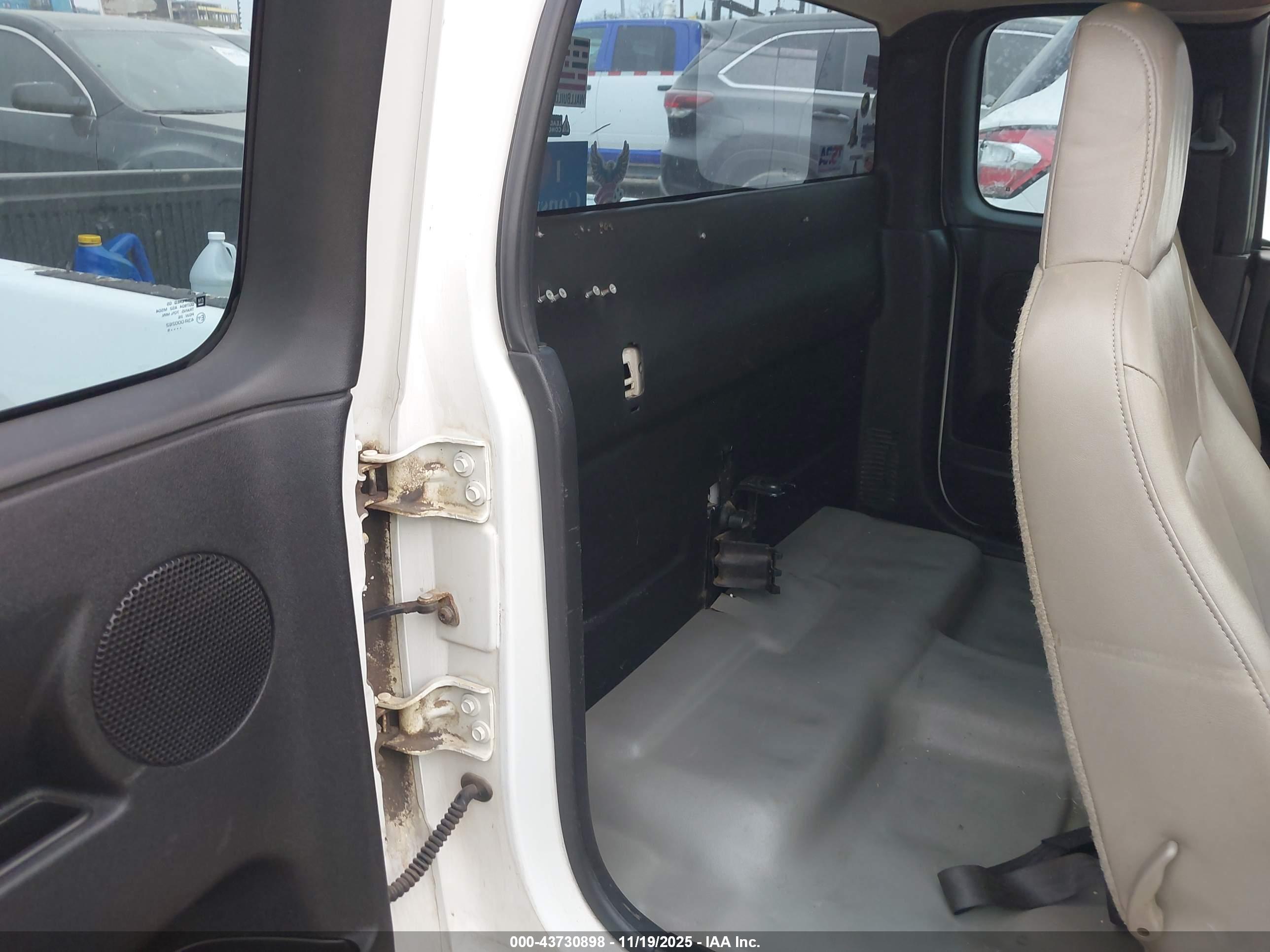 CHEVROLET COLORADO image 8