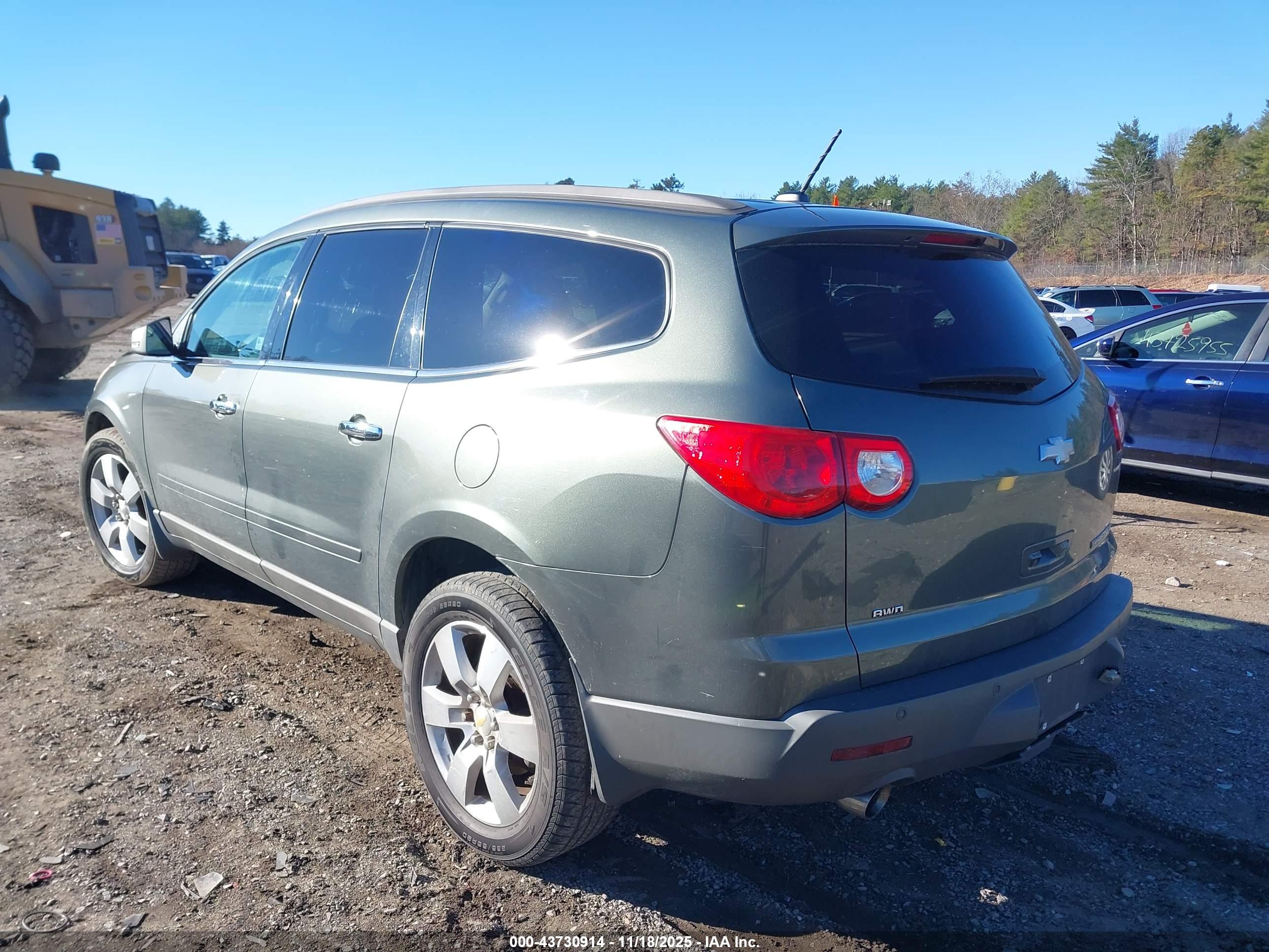 CHEVROLET TRAVERSE image 3