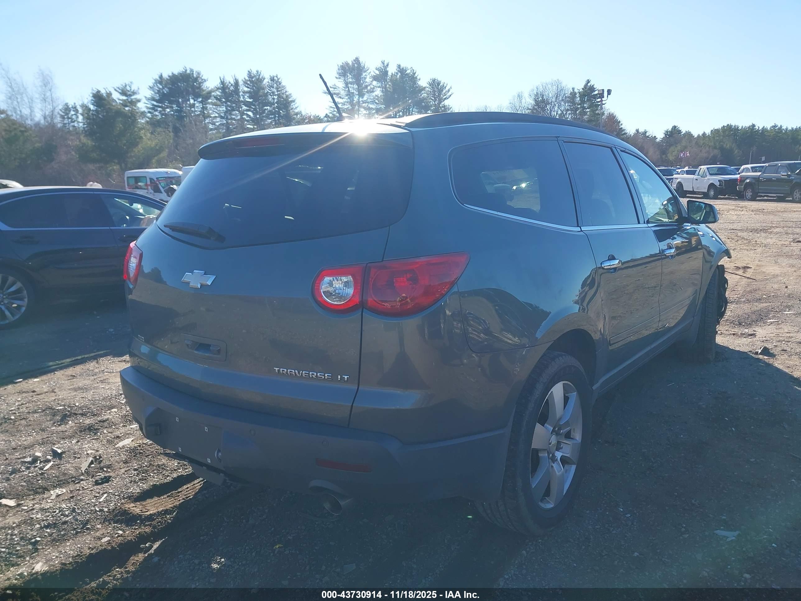 CHEVROLET TRAVERSE image 4