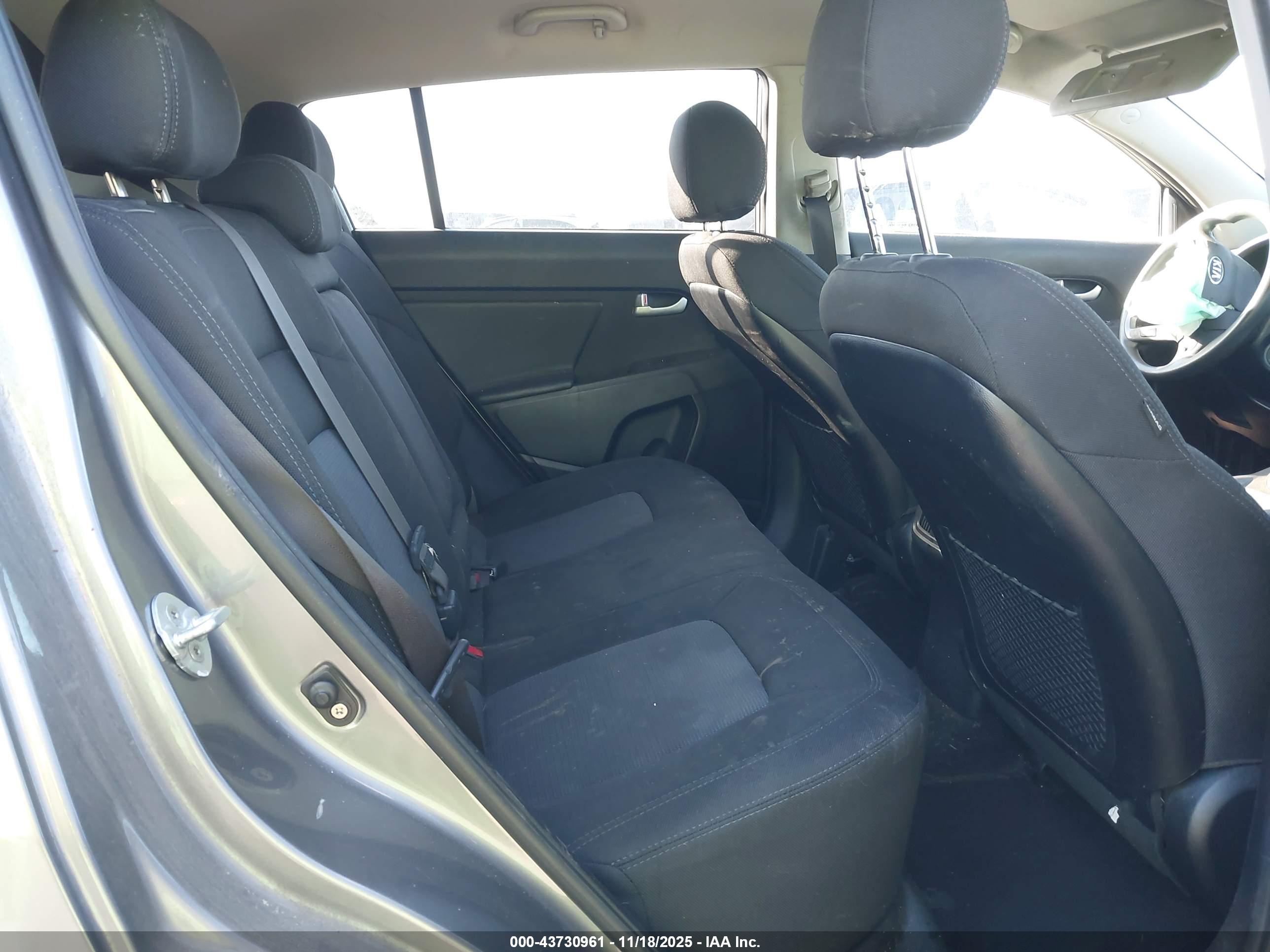 KIA SPORTAGE image 8