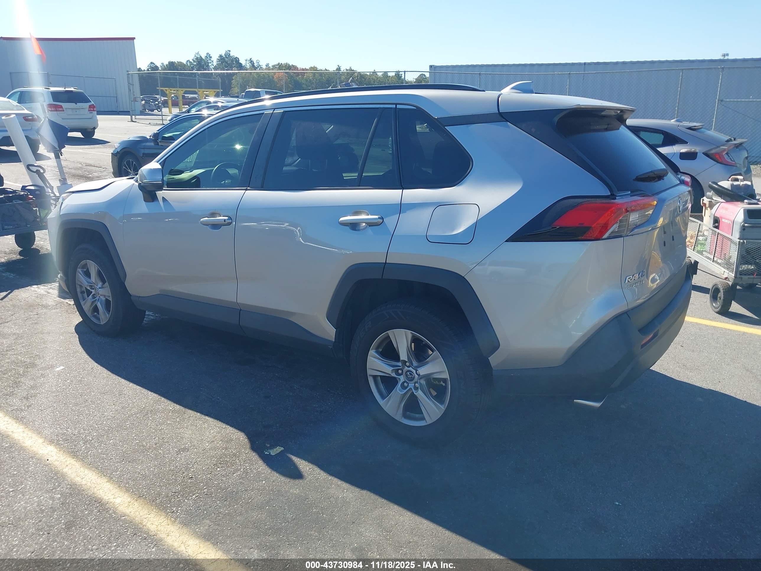 TOYOTA RAV4 image 3