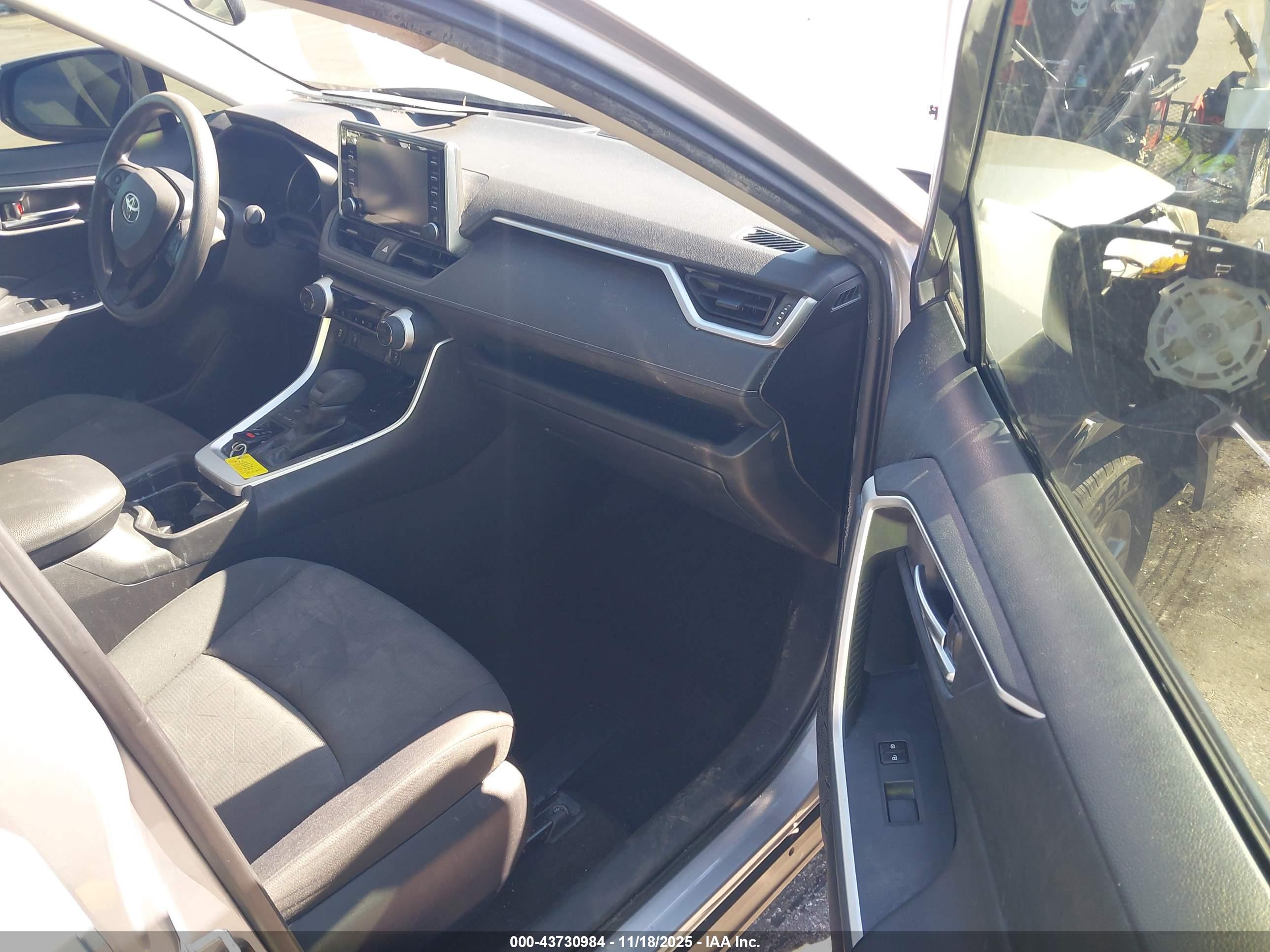 TOYOTA RAV4 image 5