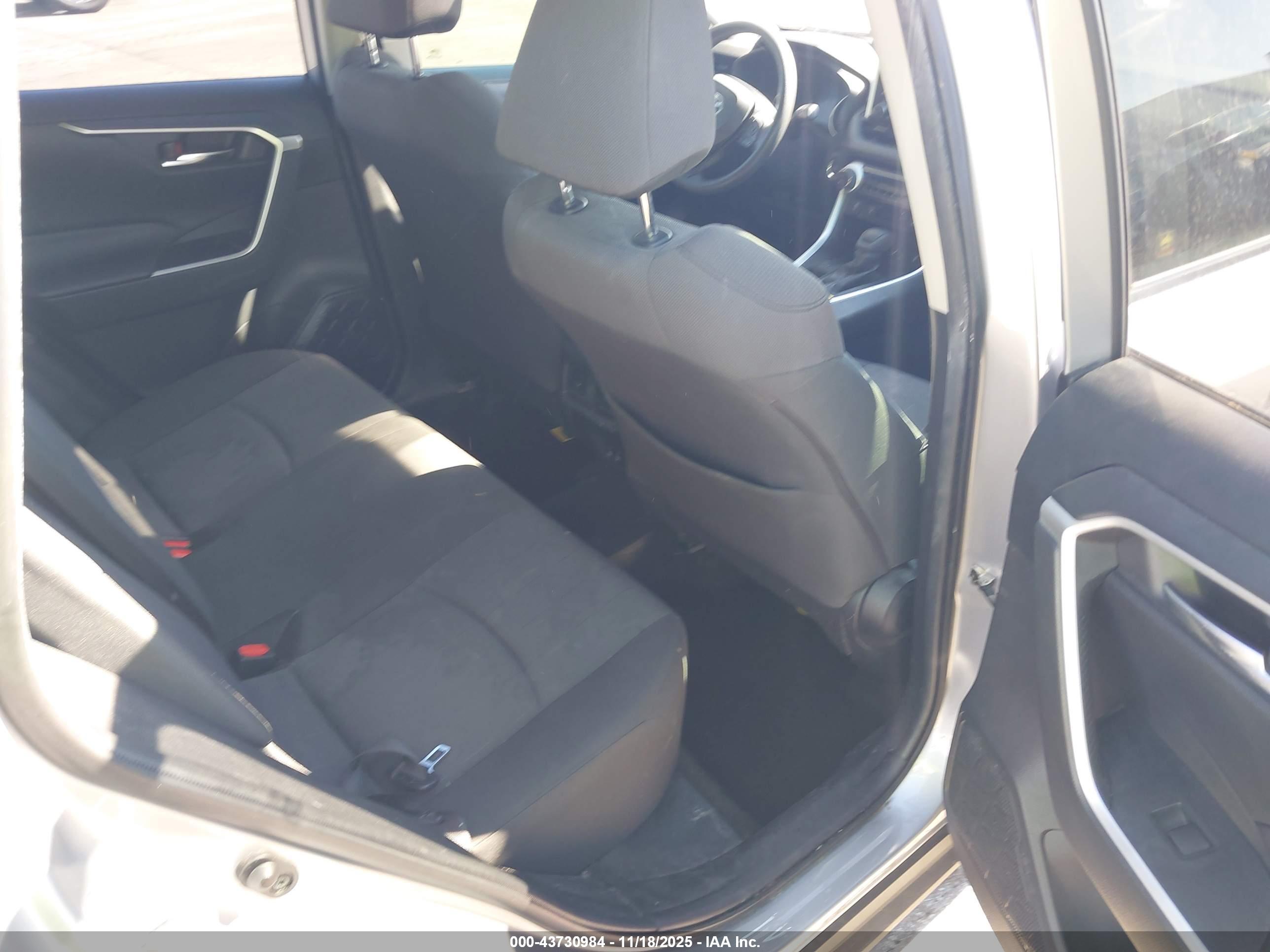 TOYOTA RAV4 image 8