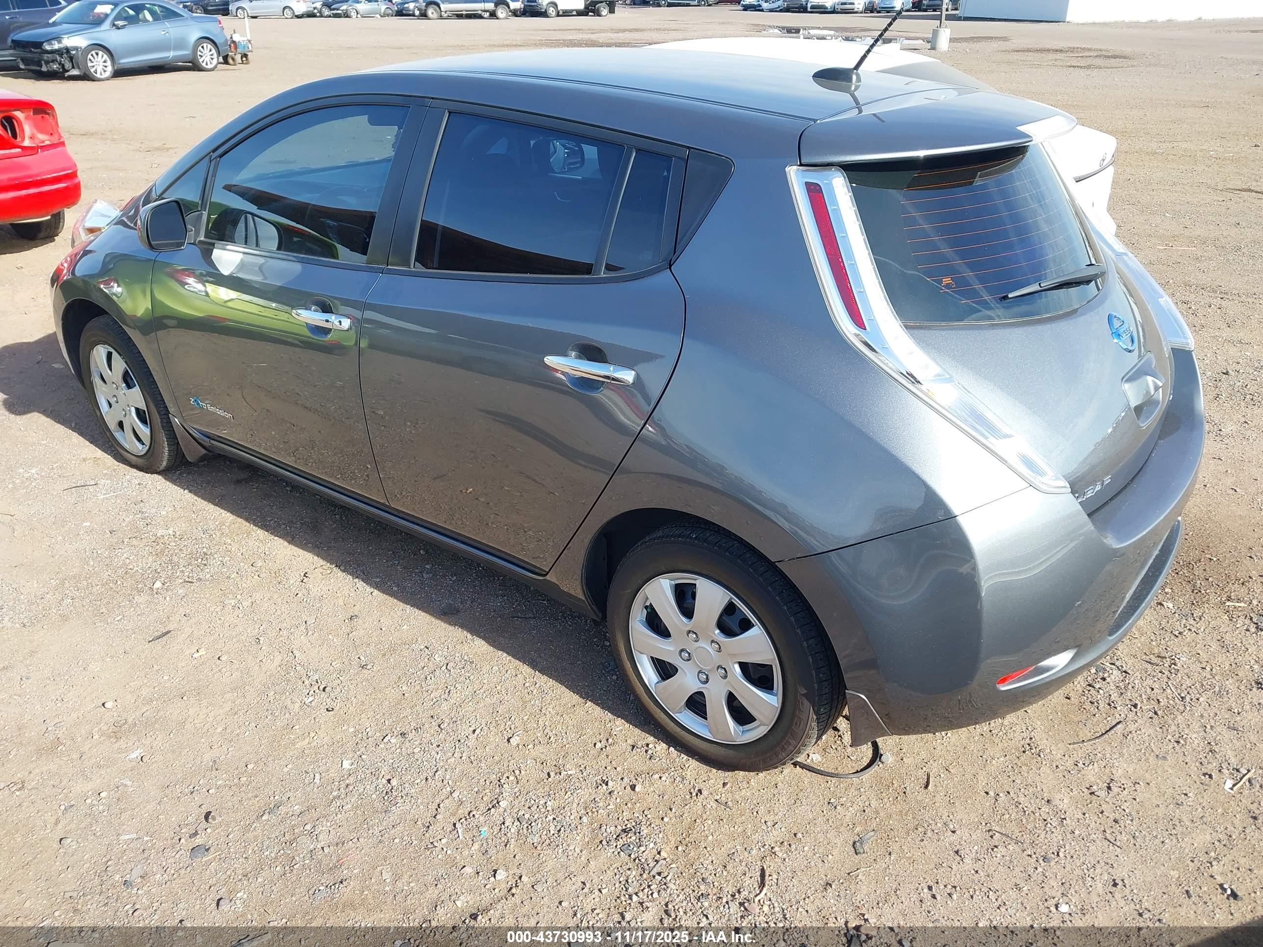 NISSAN LEAF image 3