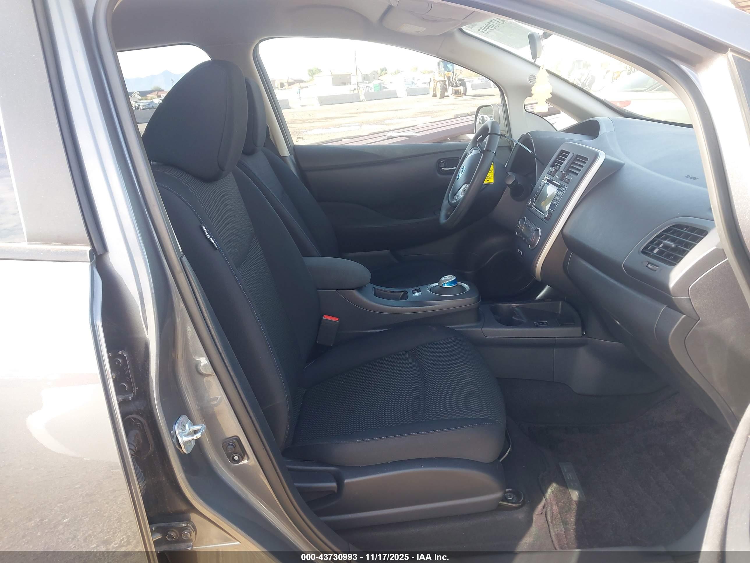 NISSAN LEAF image 5
