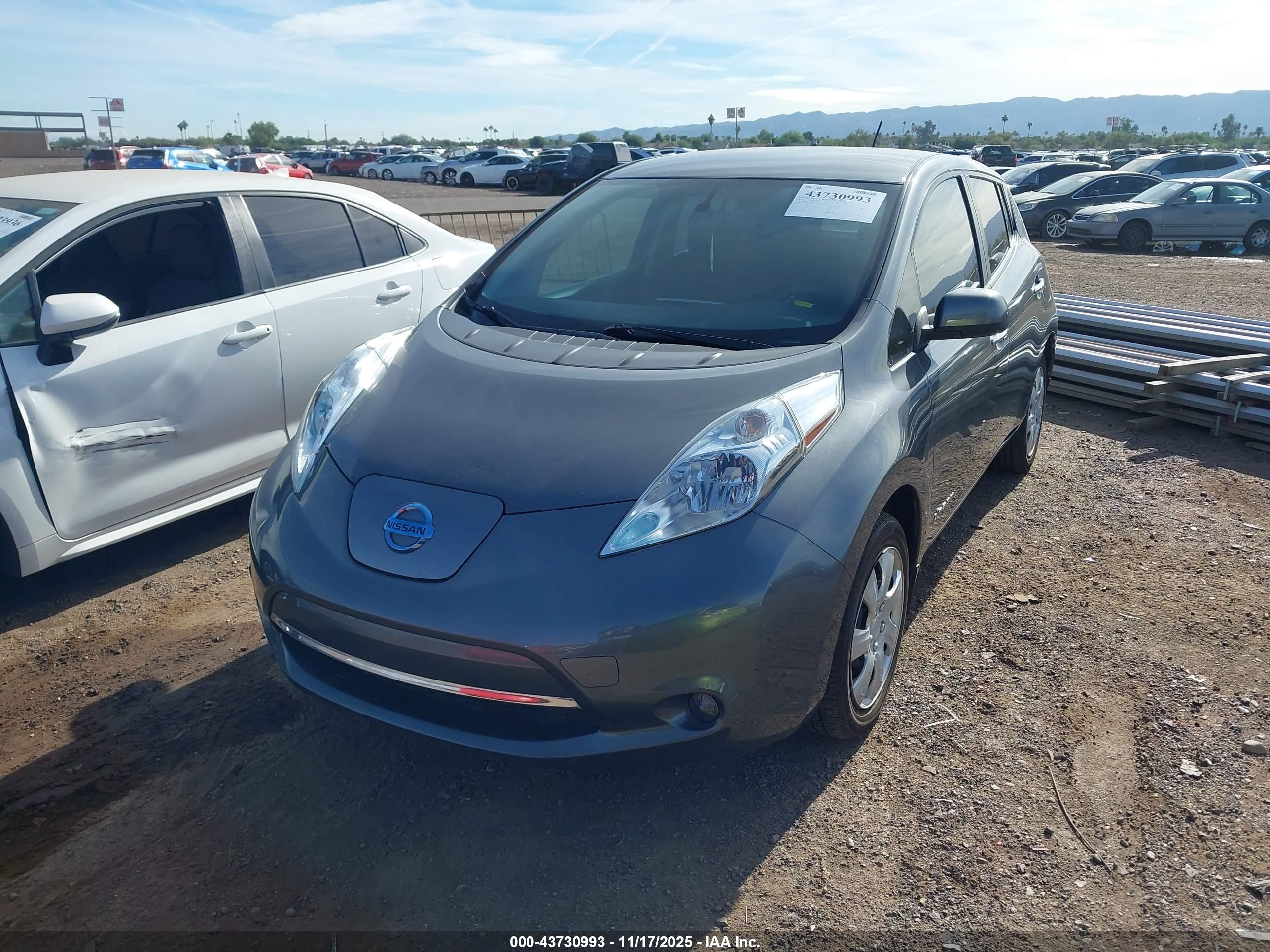 NISSAN LEAF image 6