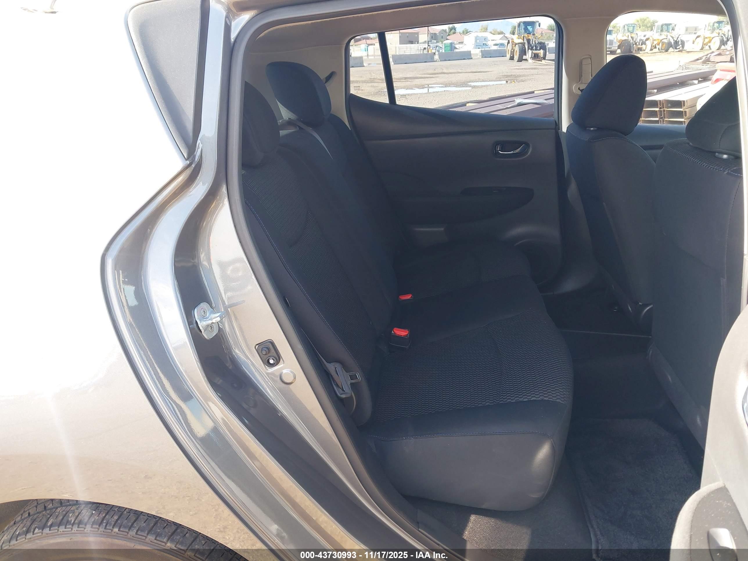 NISSAN LEAF image 8