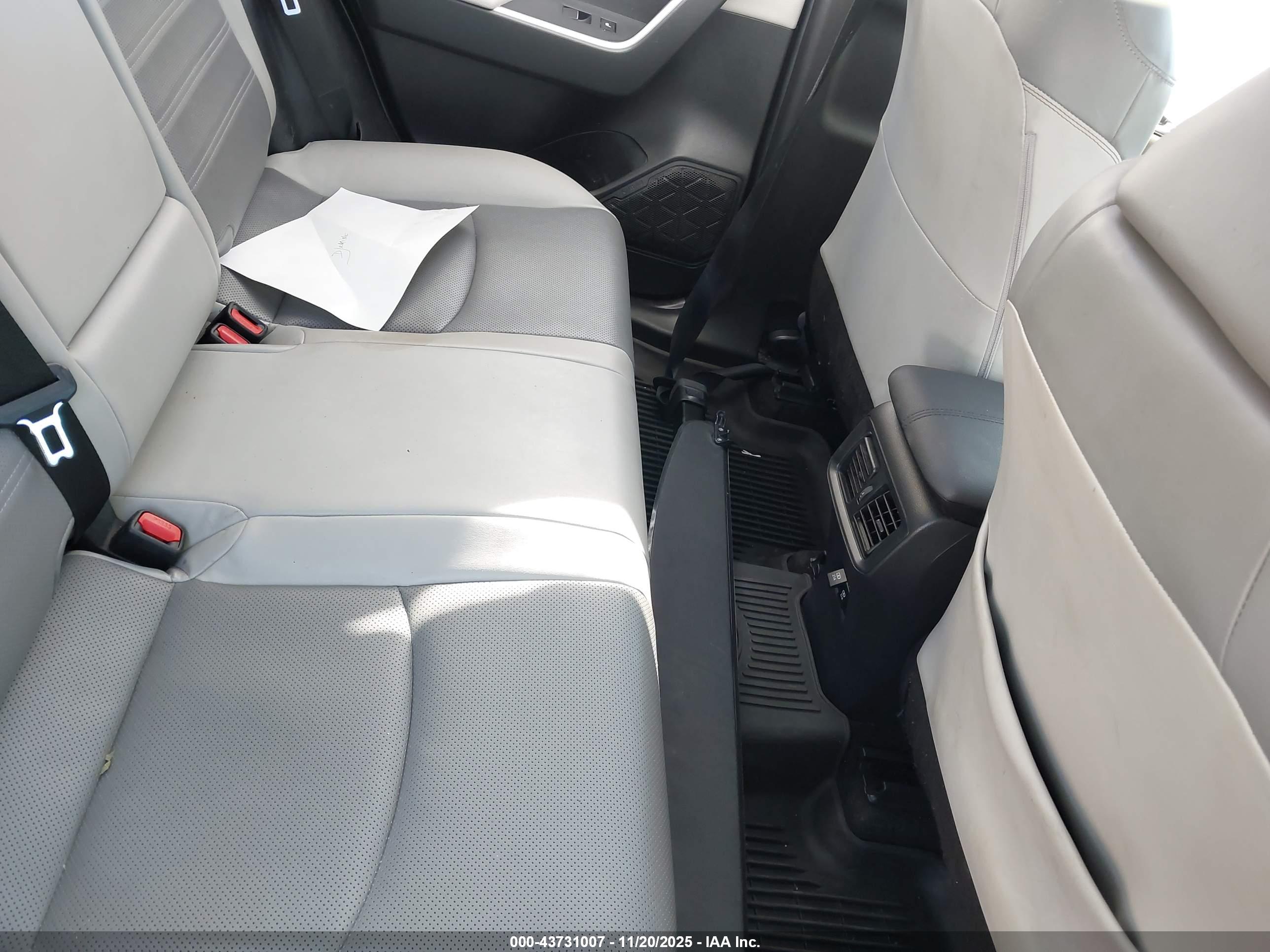 TOYOTA RAV4 image 8