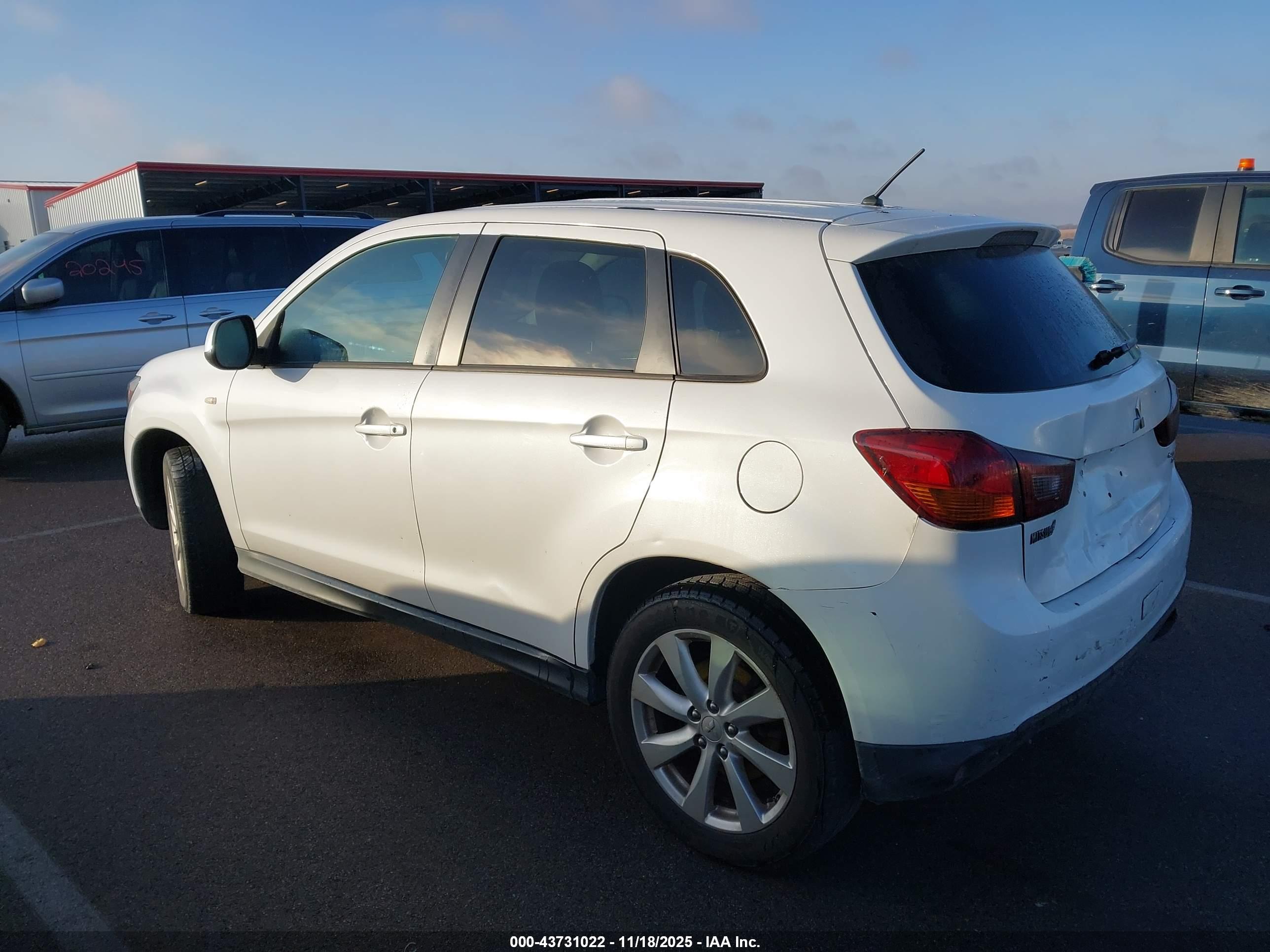 MITSUBISHI OUTLANDER image 3