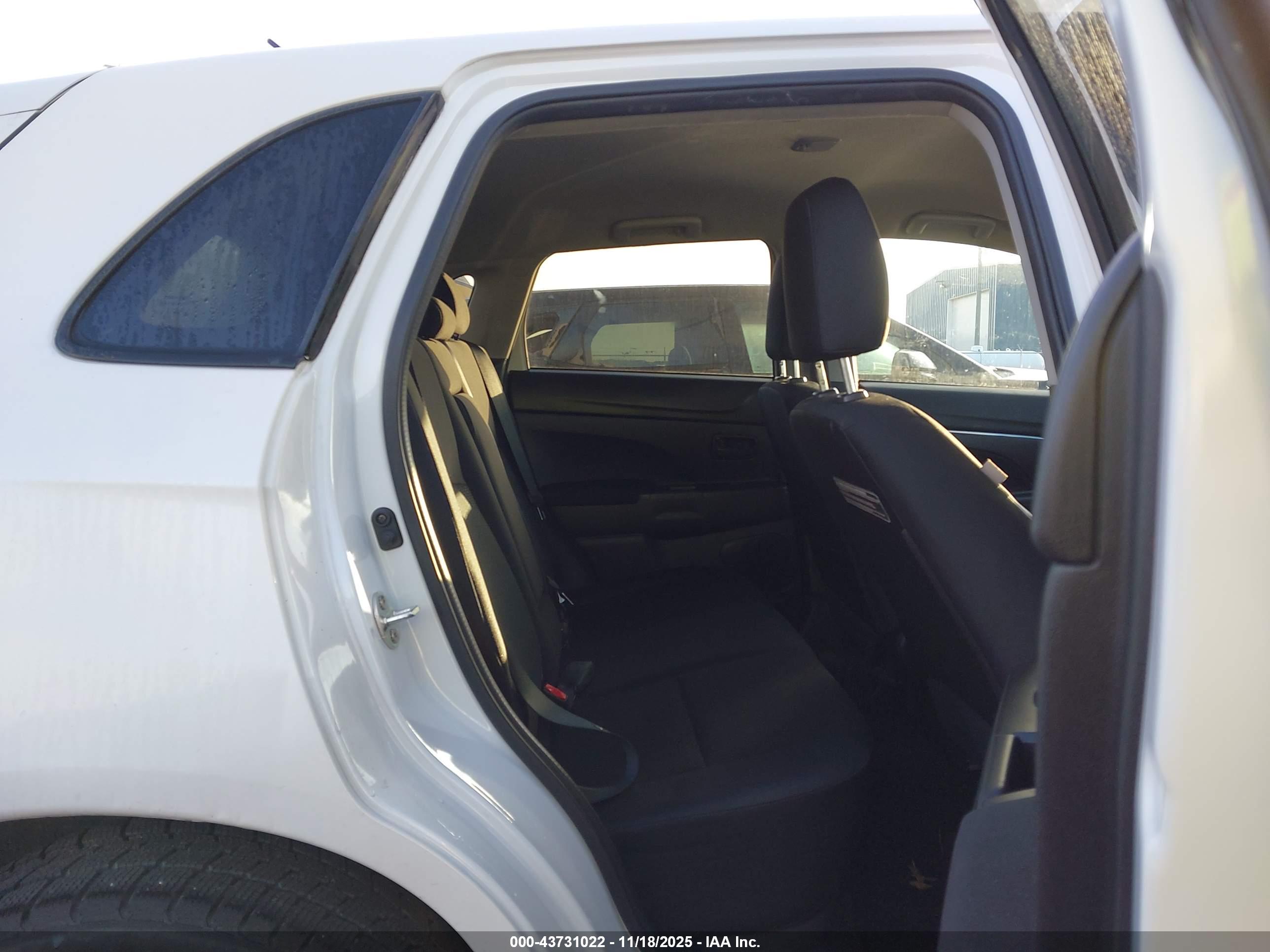 MITSUBISHI OUTLANDER image 8