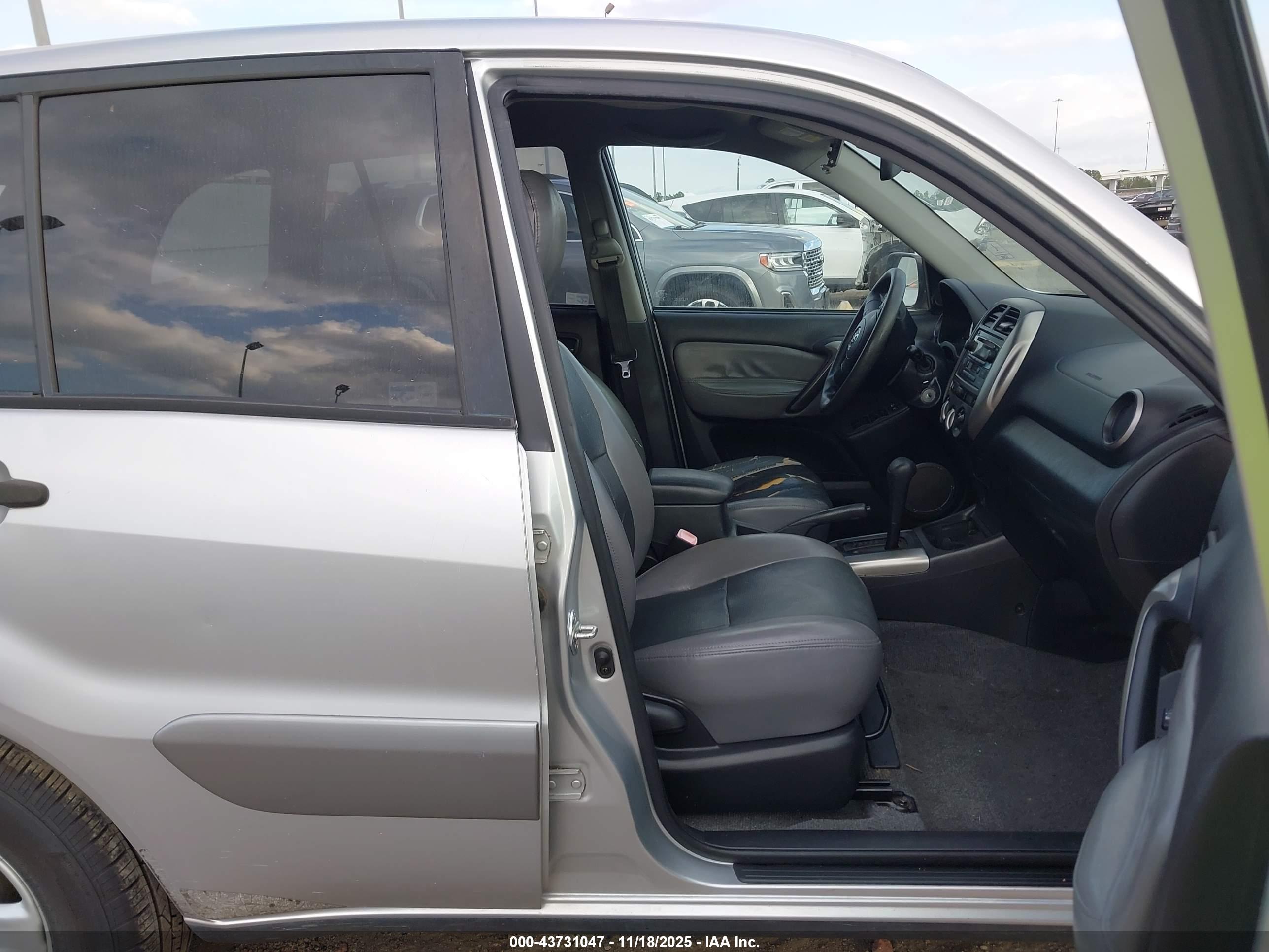 TOYOTA RAV4 image 5