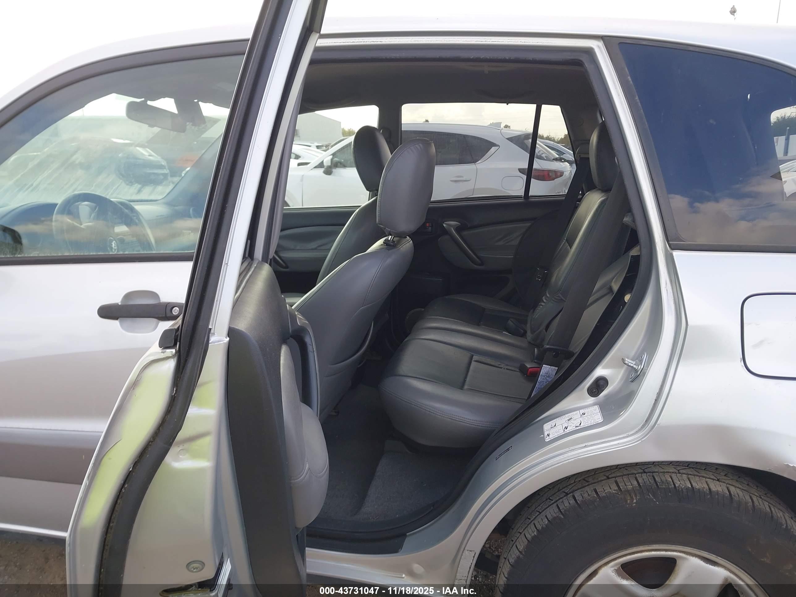 TOYOTA RAV4 image 8
