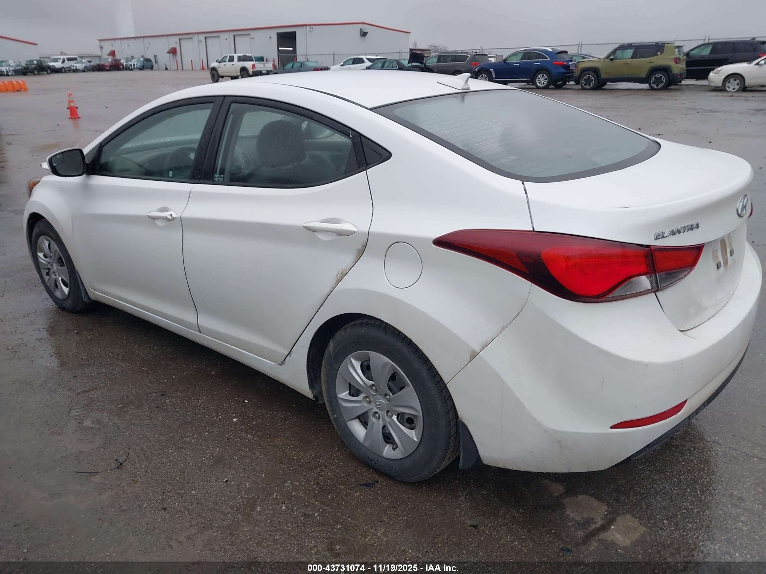 HYUNDAI ELANTRA image 3