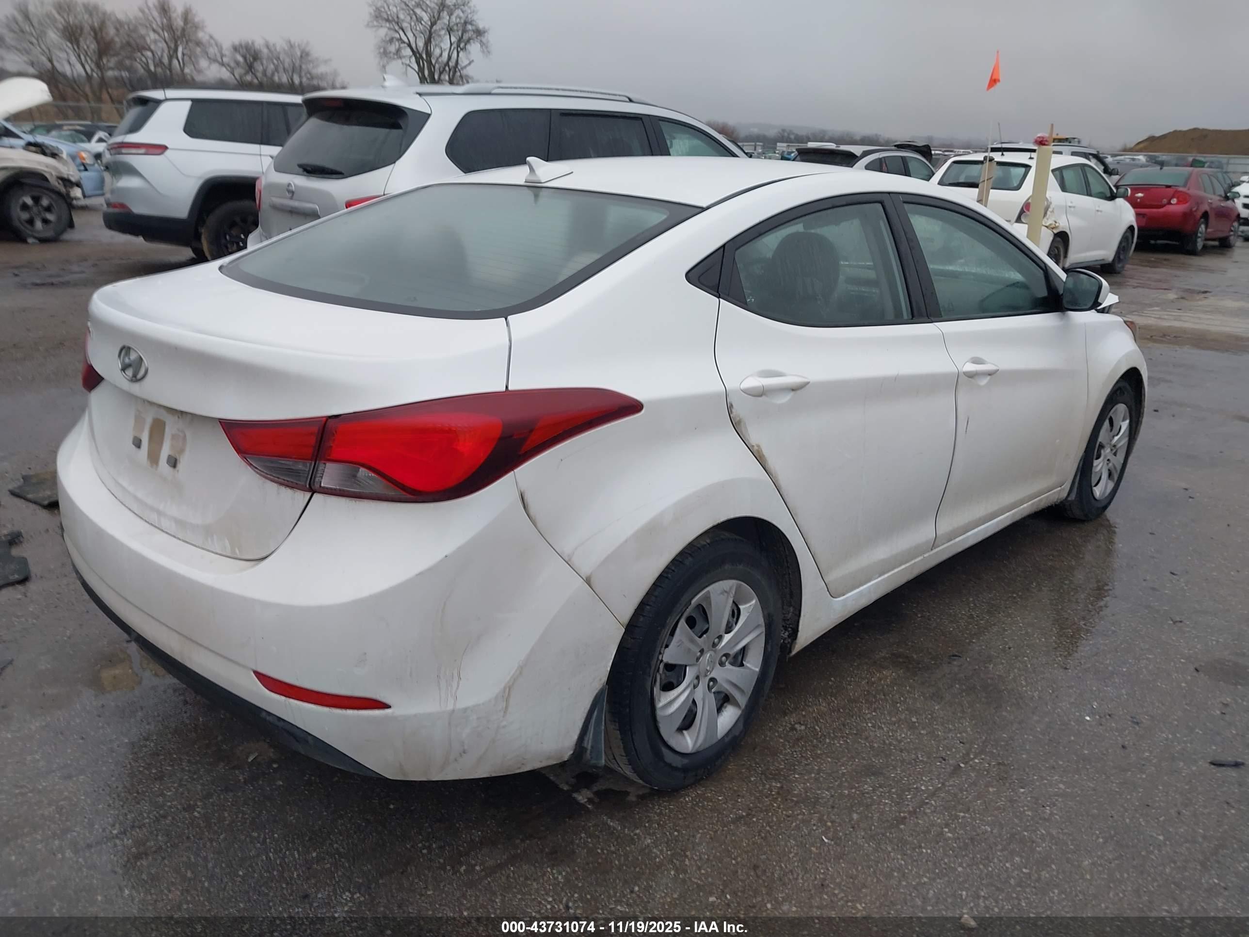 HYUNDAI ELANTRA image 4