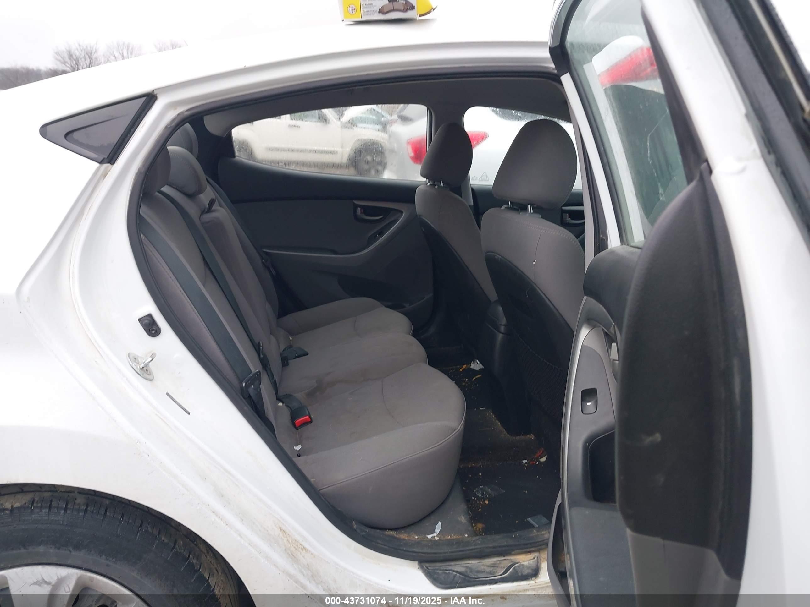 HYUNDAI ELANTRA image 8