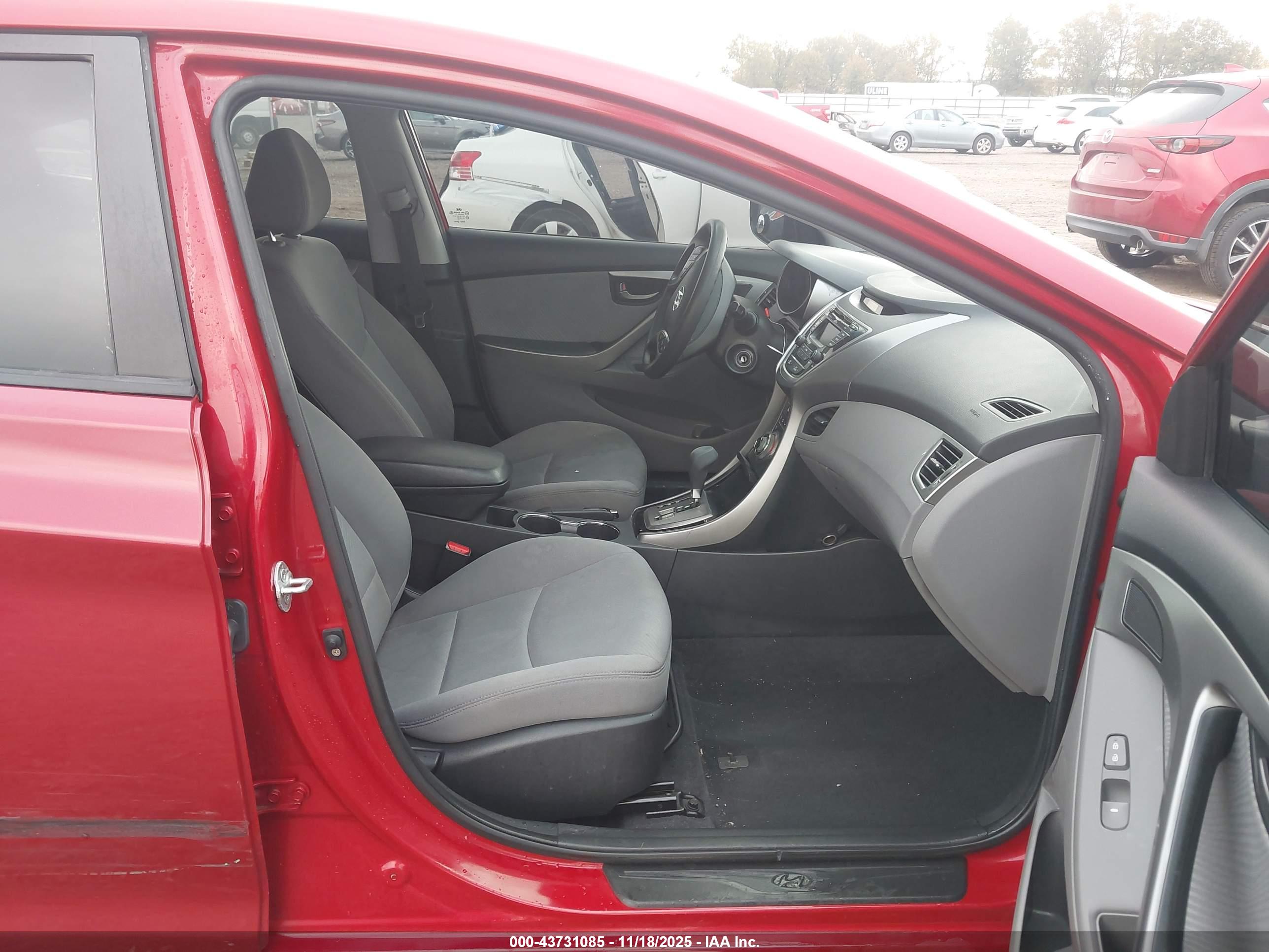 HYUNDAI ELANTRA image 5