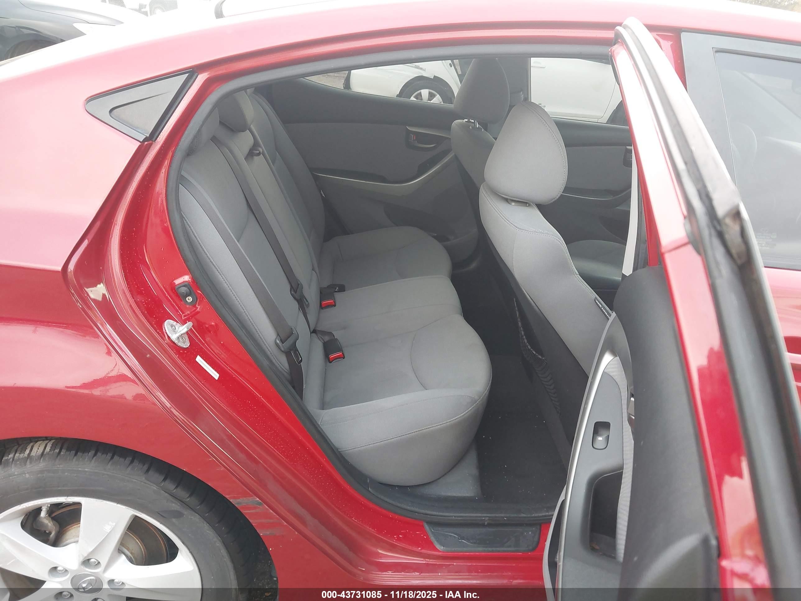 HYUNDAI ELANTRA image 8