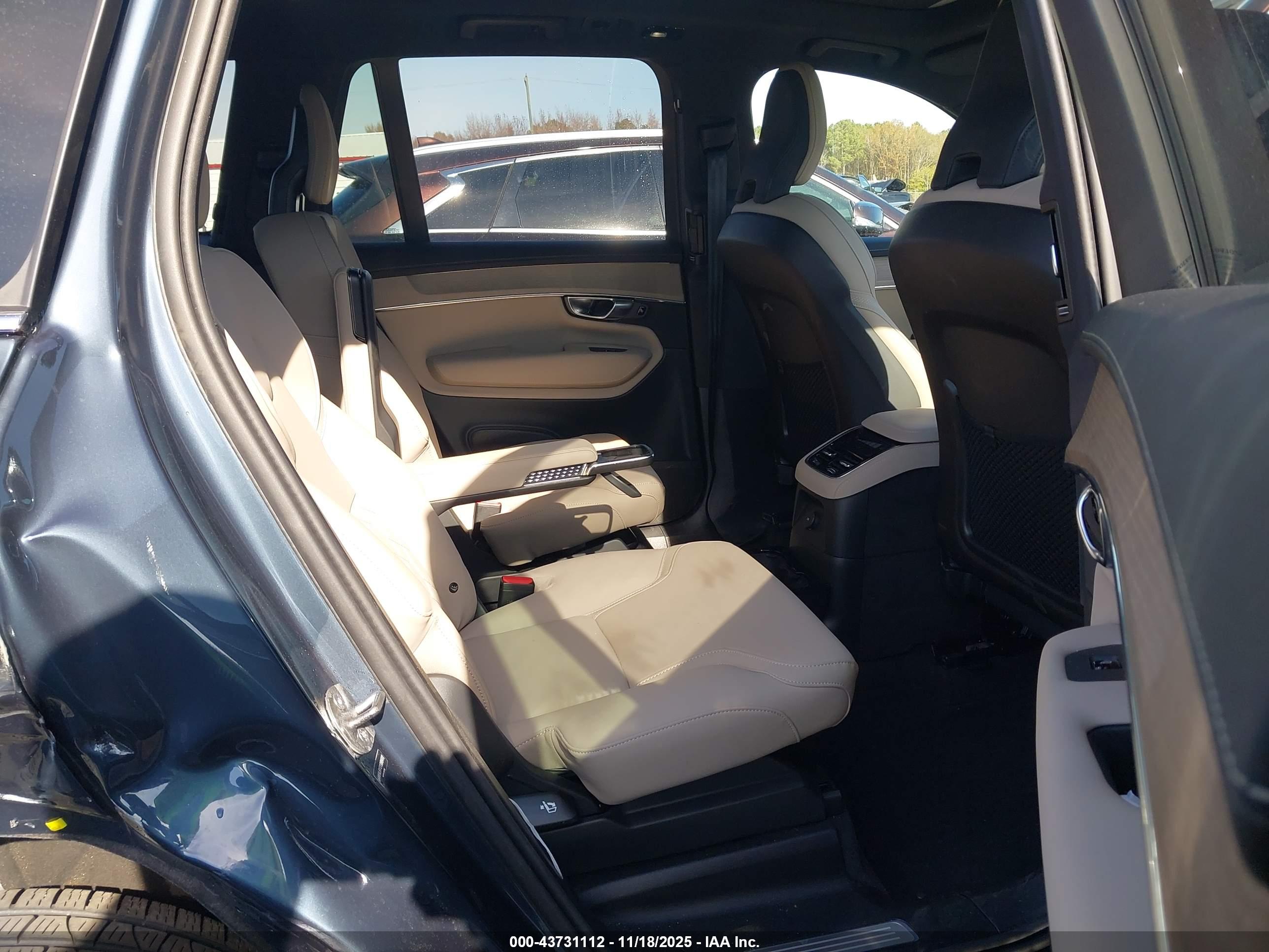 VOLVO XC90 image 8