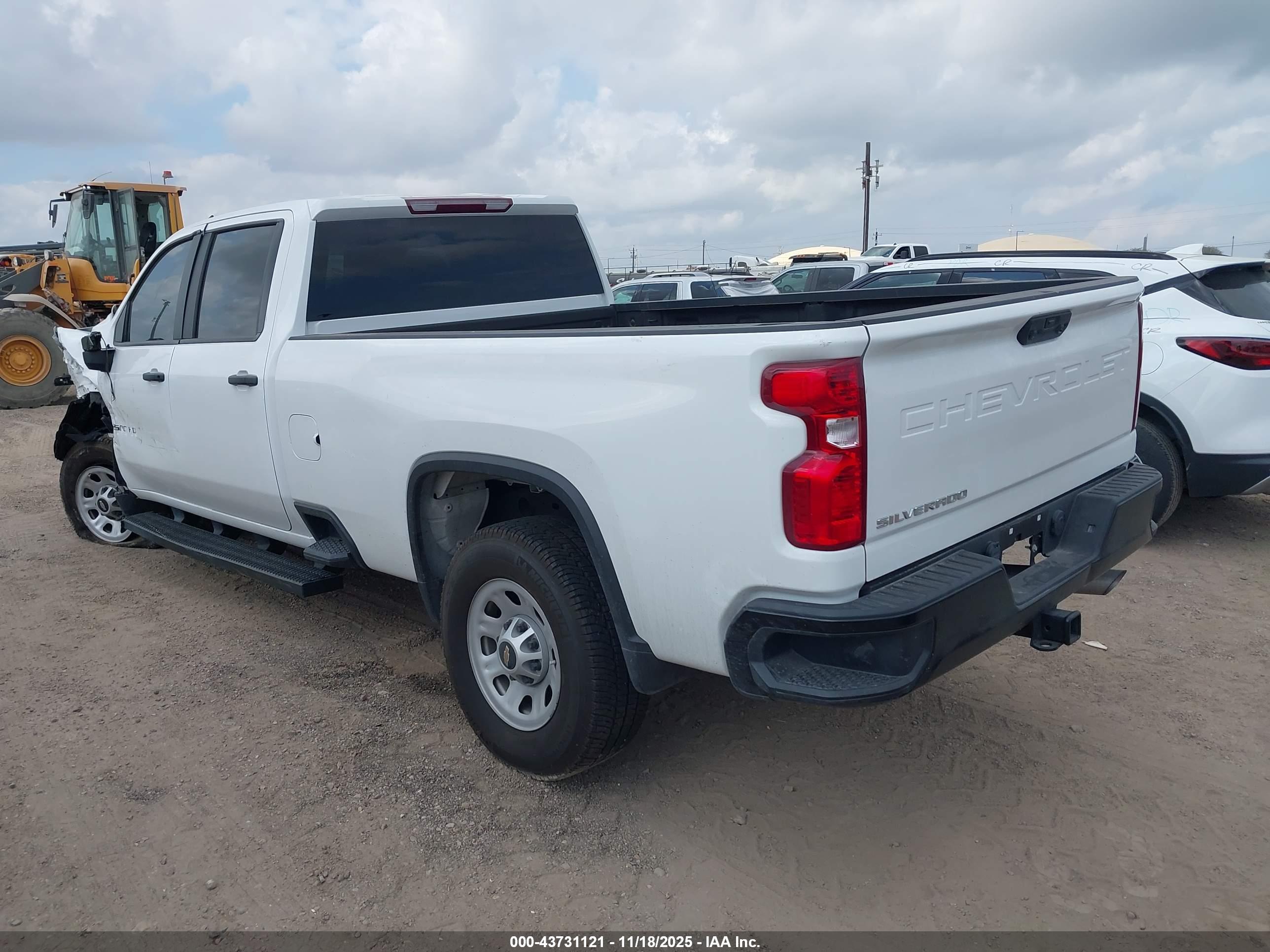 CHEVROLET SILVERADO image 3