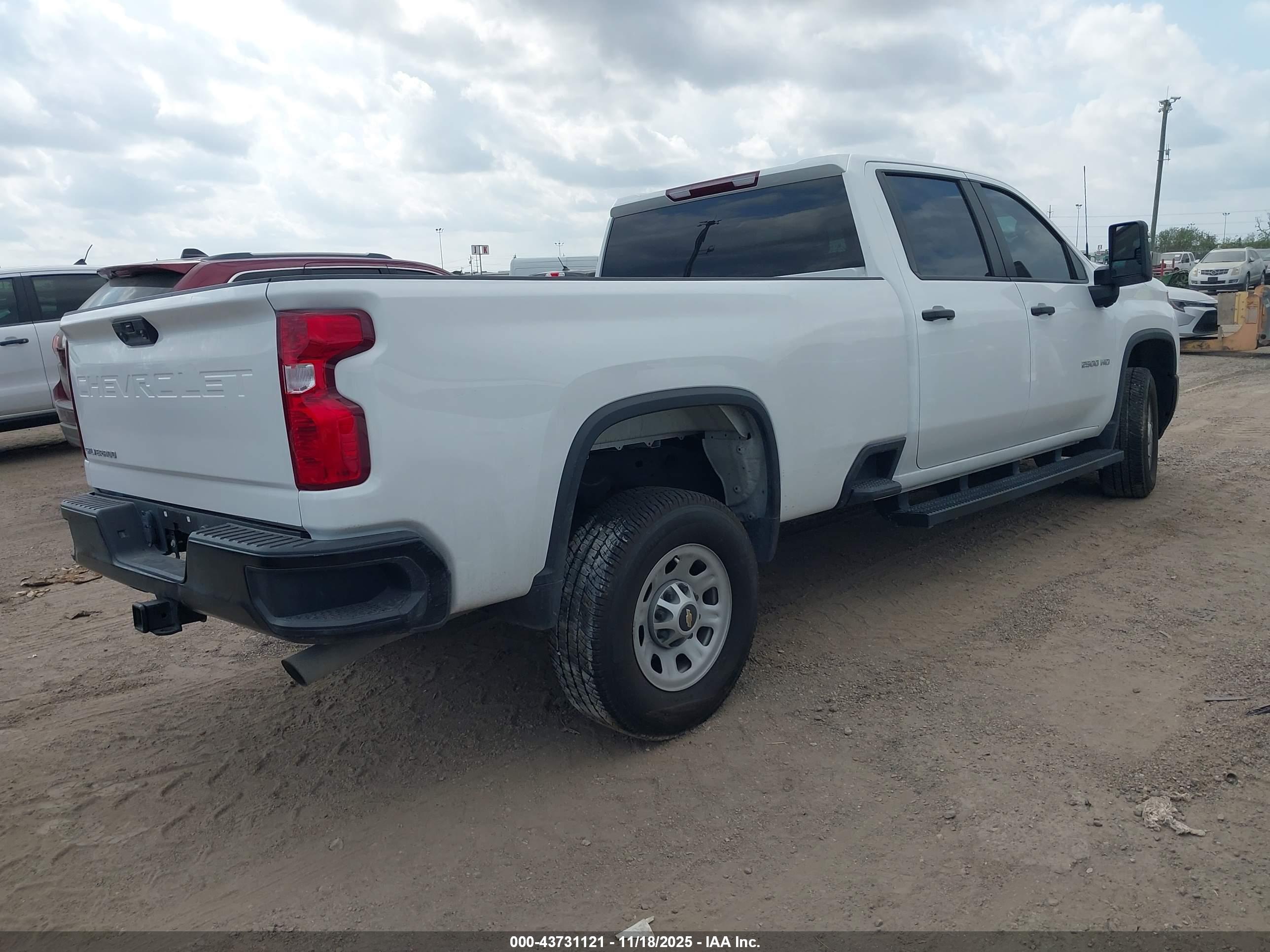 CHEVROLET SILVERADO image 4